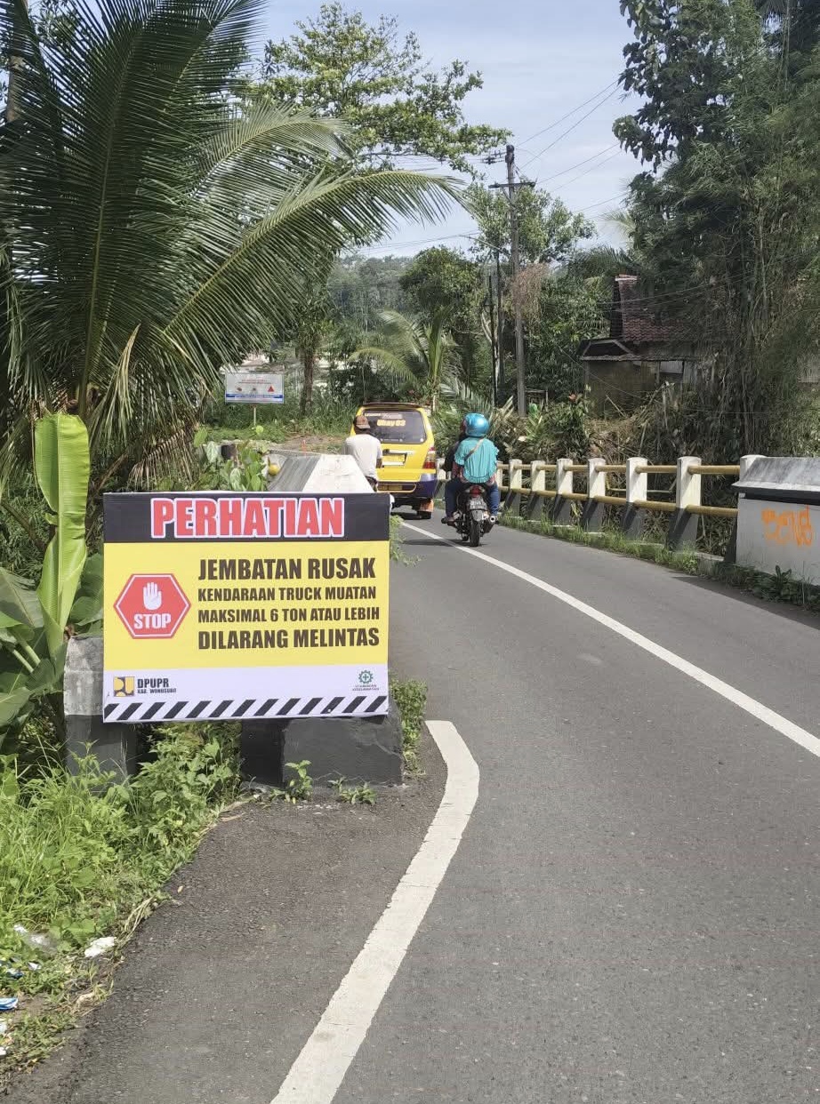 Jembatan Sojokerto ditutup, untuk kemudian diperbaiki.