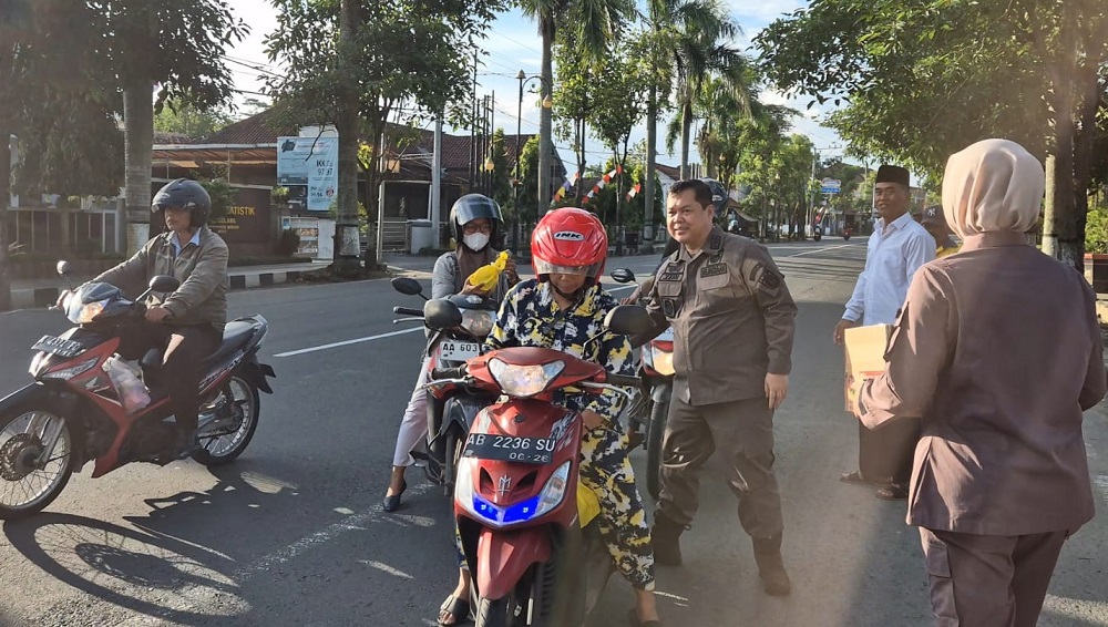Kajari Kabupaten Magelang Zein Yusri Munggaran terjun langsung saat bagi-bagi takjil ke masyarakat, Kamis (20/3).
