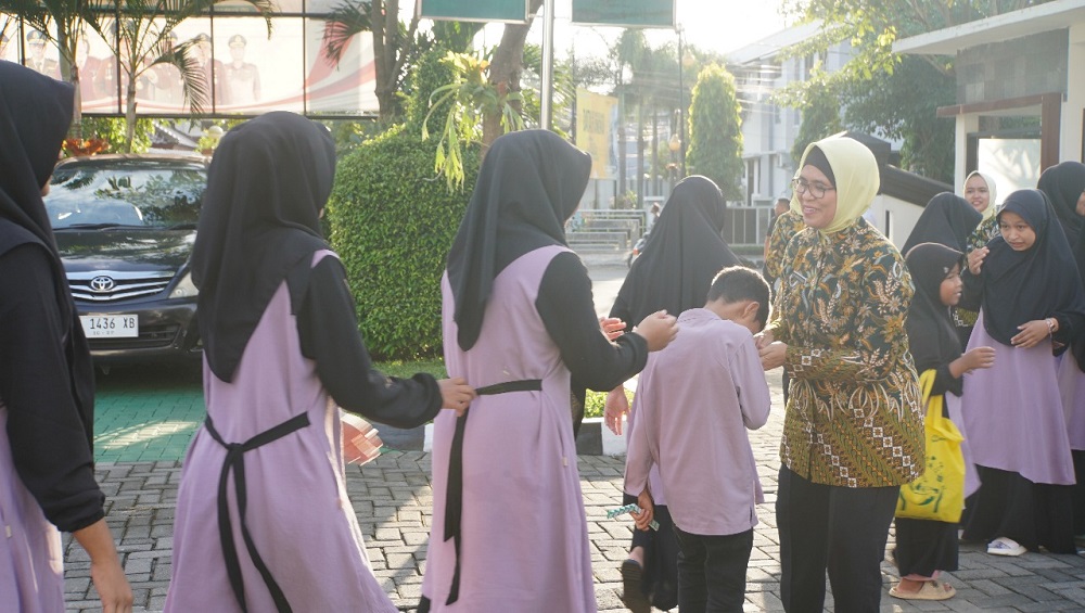 Ketua Ikatan Adhyaksa Dharmakarini Daerah Kabupaten Magelang Ny Patricia Zein bersalaman dengan anak-anak Panti Asuhan Fatimah Az-Zahra Borobudur.