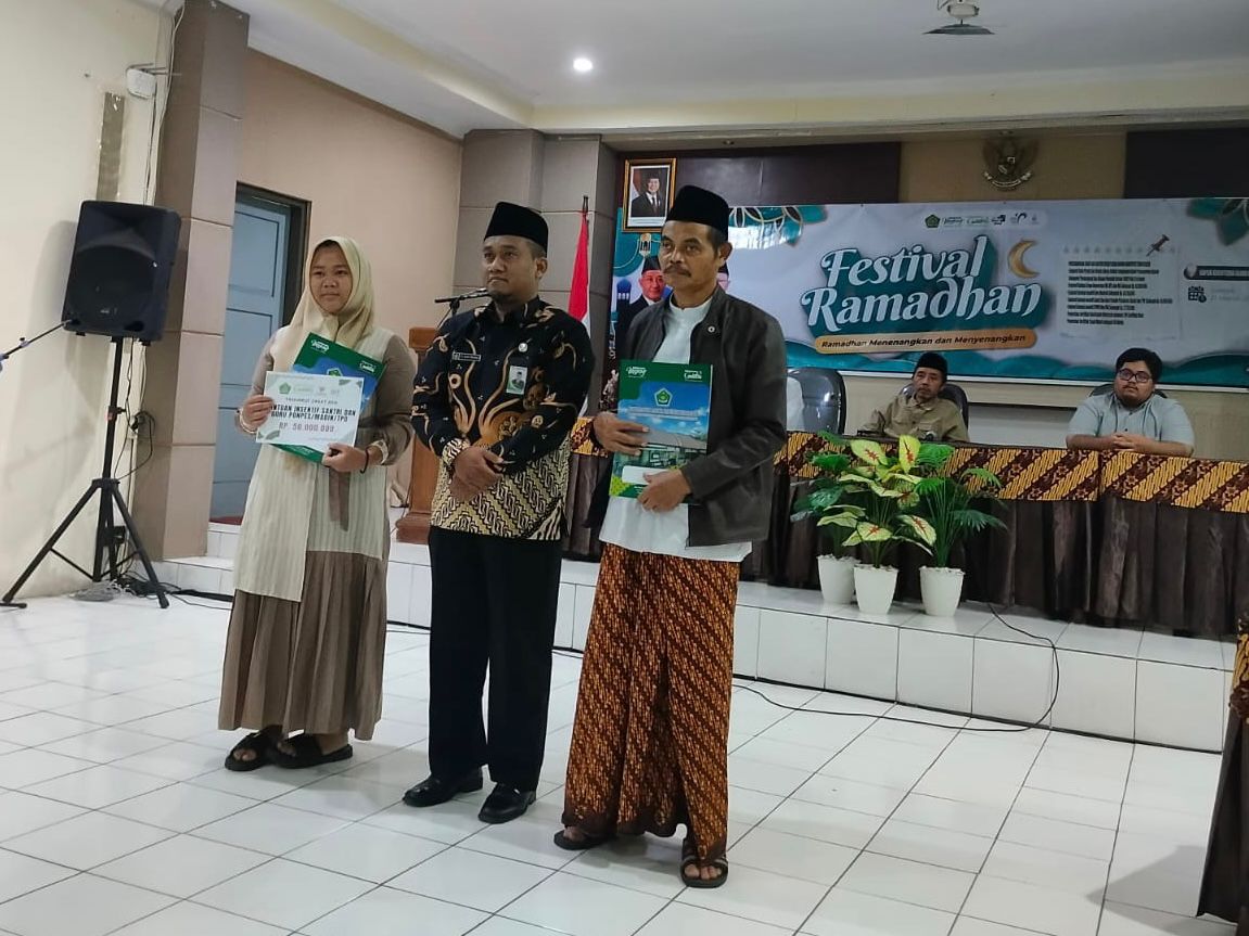 Penyaluran zakat dan sembako di ajang Festival Ramadan 1446 H di Kantor Kemenag Temanggung, Jumat (21/3/2025).