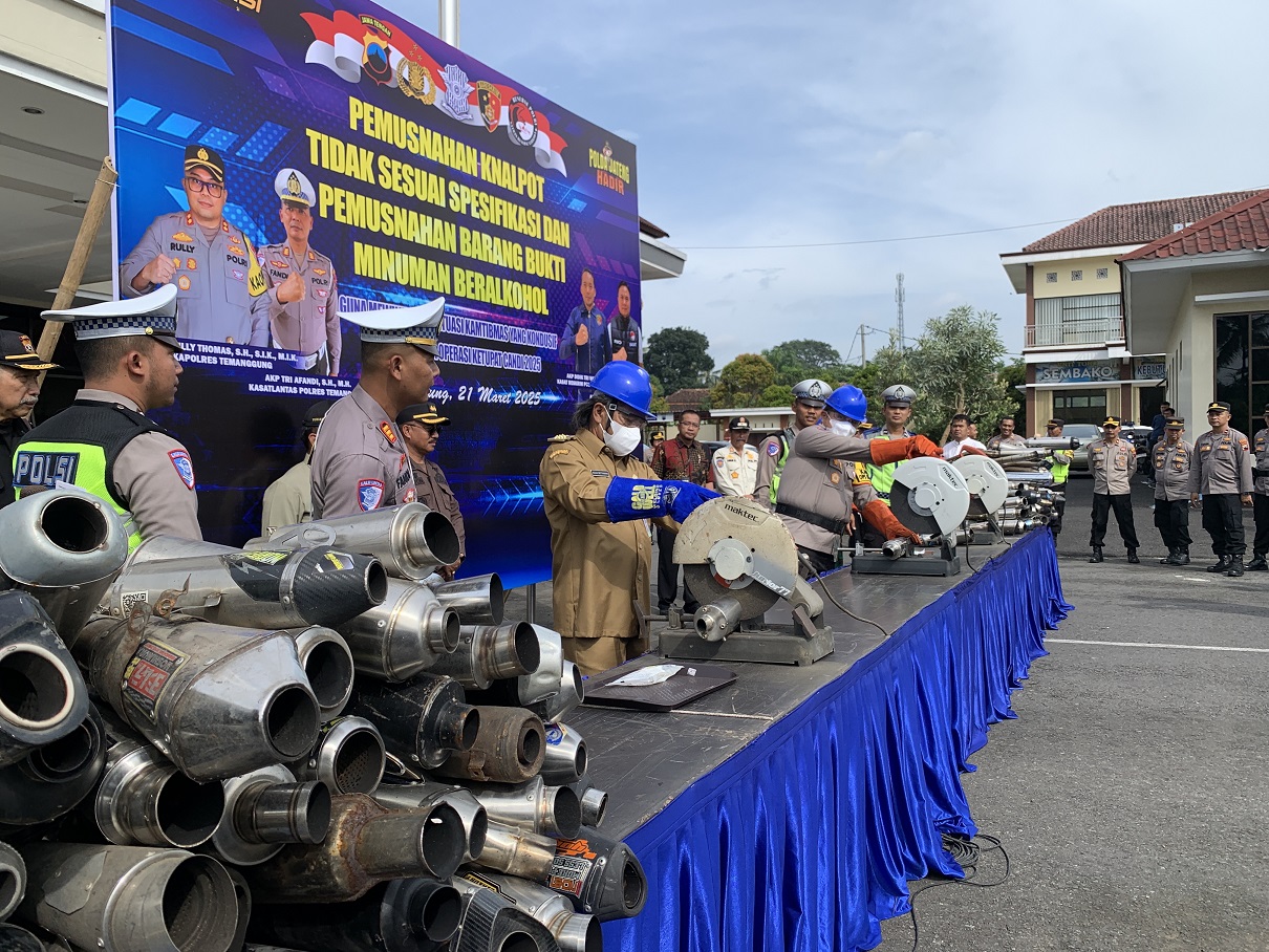 Bupati Temanggung Agus Setyawan bersama Kapolres AKBP Rully Thomas dan jajaean forkopimda memusnahkan miras dan knalpot brong, Jumat (21/3/2025).