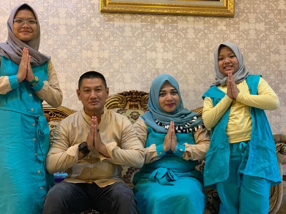 Foto keluarga M Dawam Mahmud bersama istri dan dua putrinya sebelum umrah ke Tanah Suci.