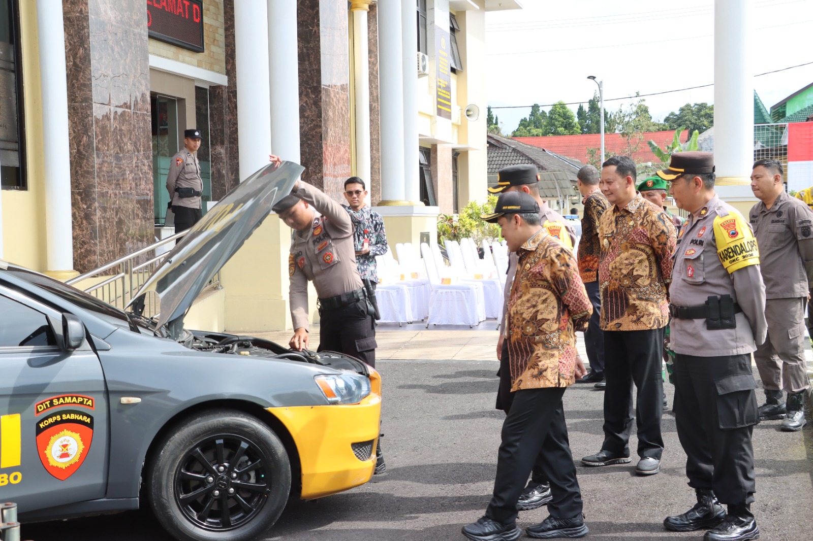 Bupati Wonosobo Afif Nurhidayat bersama Wabup Amir Husein, Wakapolres Kompol Devian Putraningtyas bersama forkompimda mengecek mobil dalam apel pasuan Operasi Ketupat Candi, Jumat (21/3/2025).