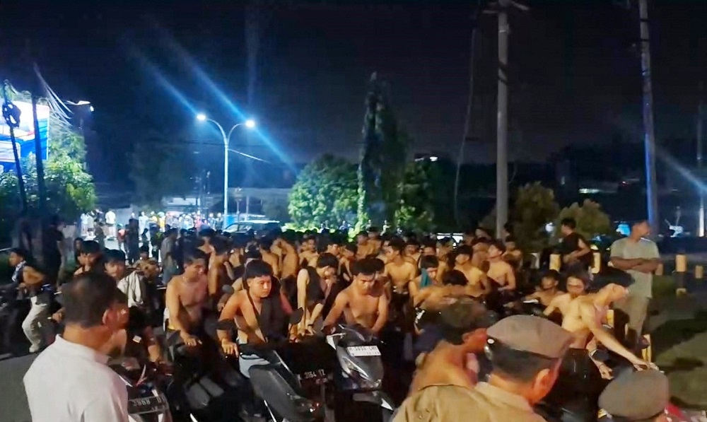 Para kreak yang terjaring razia mendapat sanksi moral menuntun sepeda motor miliknya dari Hanoman hingga ke Mapolsek Semarang Barat .