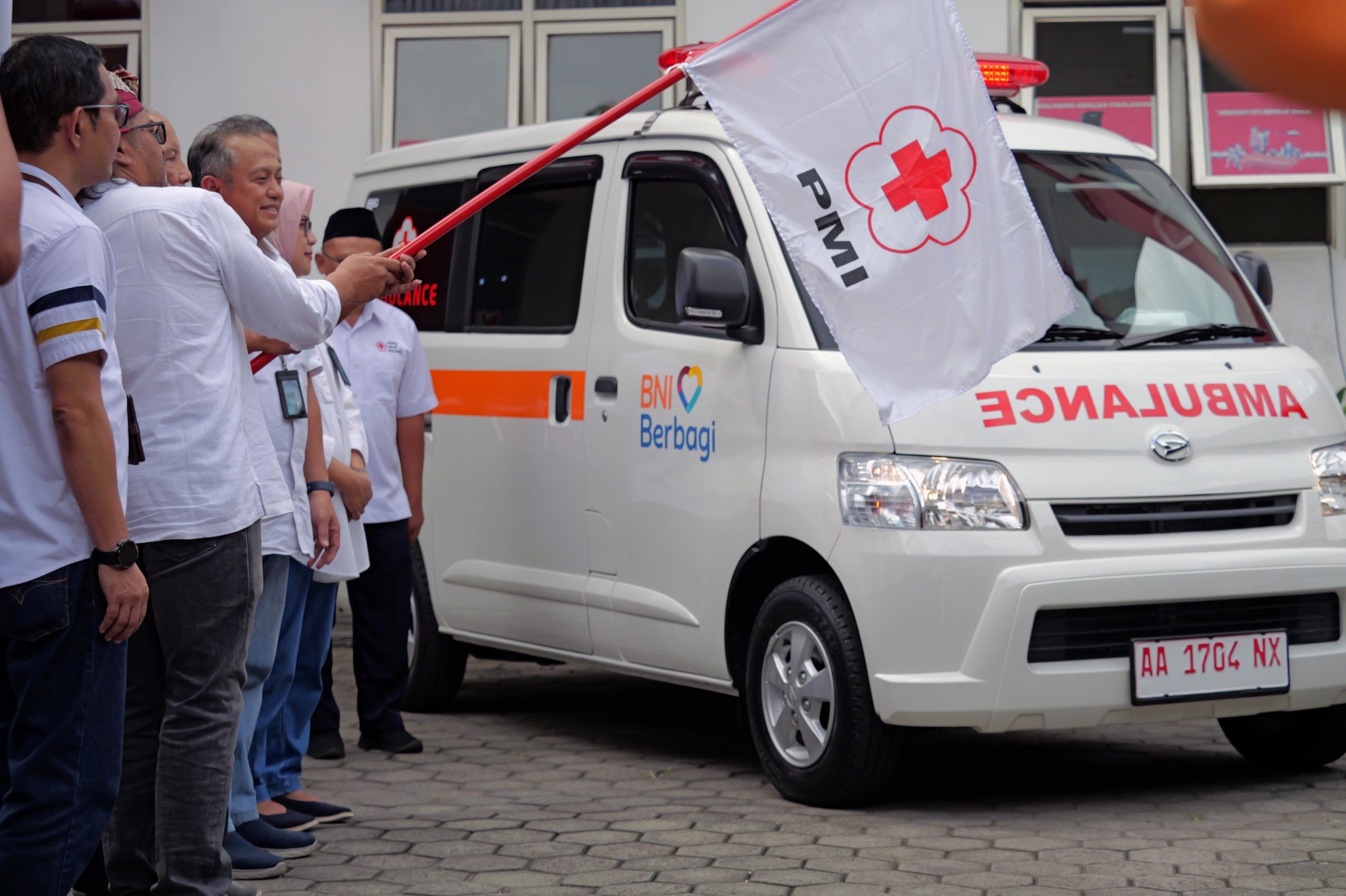 Penyerahan bantuan ambulans baru dari CSR program BNI Berbagi kepada PMI Temanggung yang dihadiri Bupati Temanggung Agus Setyawan, Jumat (21/3/2025).