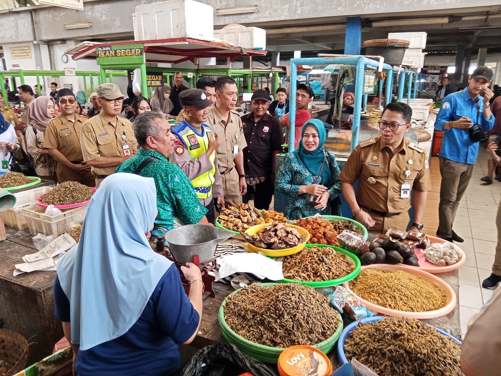 Wali Kota Magelang Damar Prasetyono mengawali gerakan&nbsp;ASN Nglarisi Pasar Rakyat&nbsp;di Pasar Rejowinangun, Senin (24/3/2025).