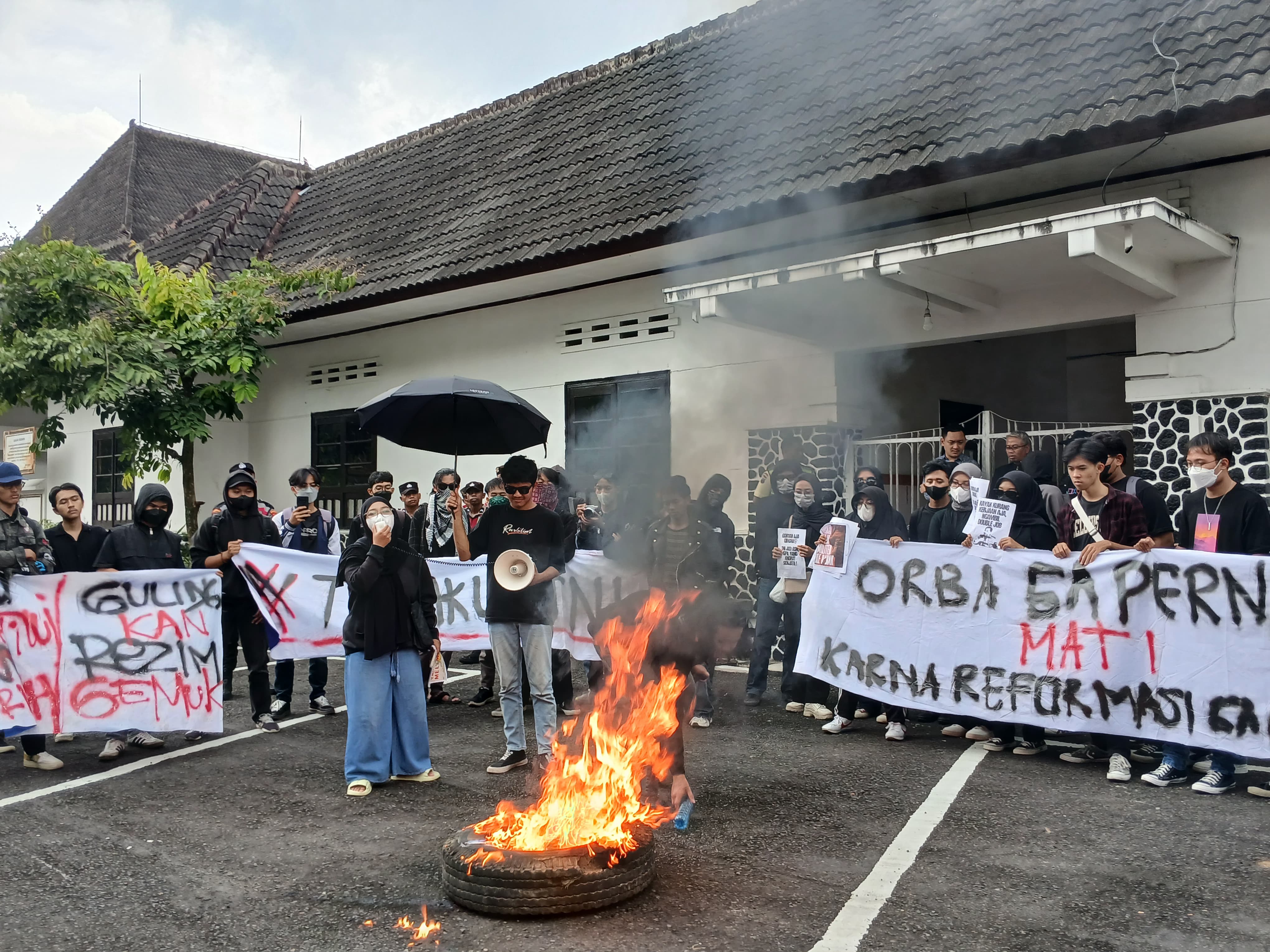 Aksi Aliansi Wonosobo Melawan membakar ban di depan halaman kantor DPRD Wonosobo bahkan sempat memasuki ruang sidang, Senin (24/3/2025).