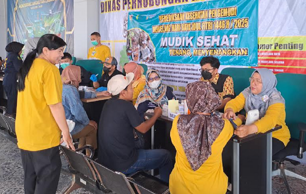 Para sopir dan kru bus menjalani cek kesehatan di Terminal Tidar Magelang.