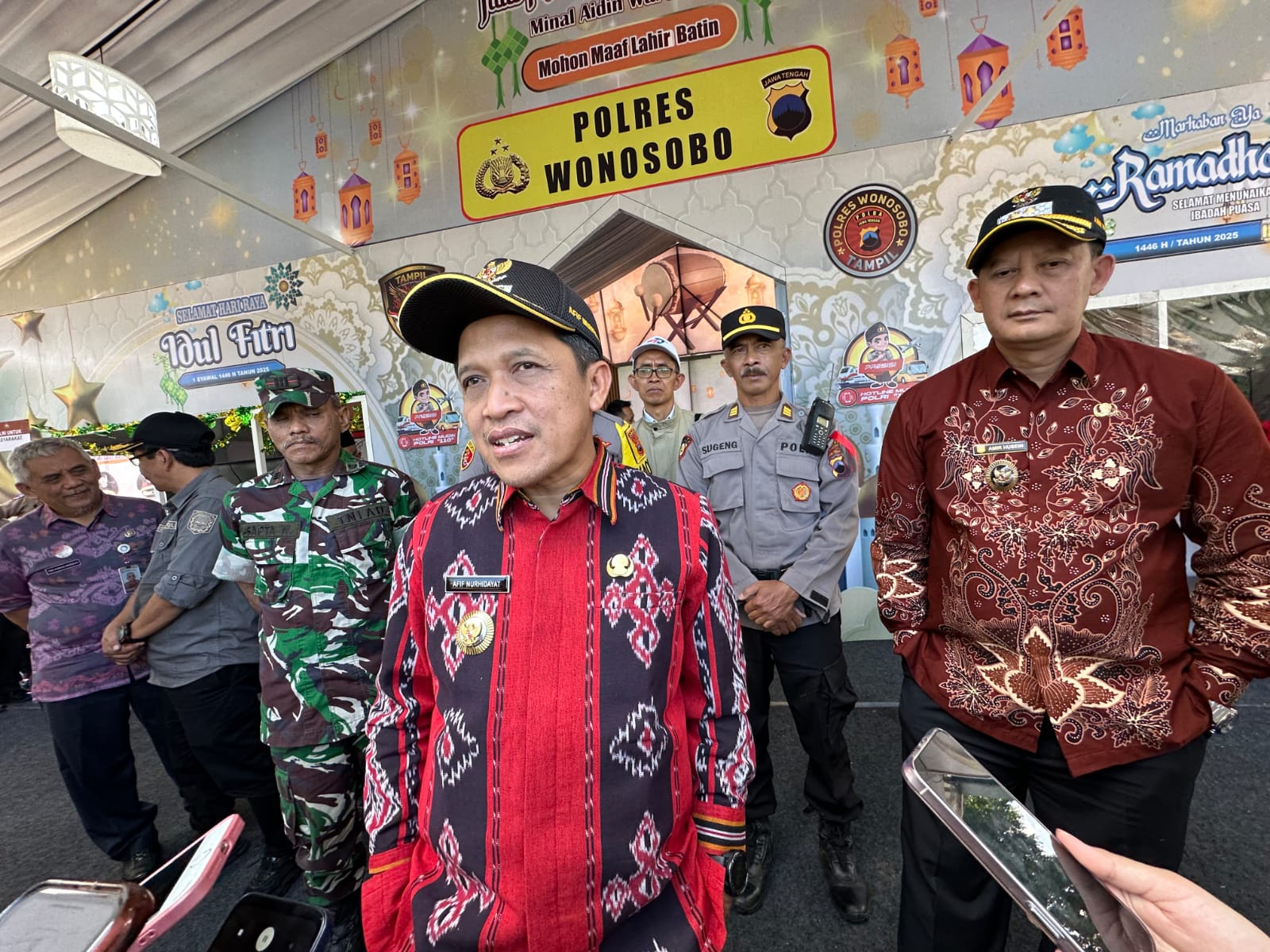 Bupati Afif Nurhidayat, Wabup Amir Husein, Sekda One Andang dan forkompimda memantau posko terpadu menyambut mudik Lebaran, Selasa (25/3/2025).