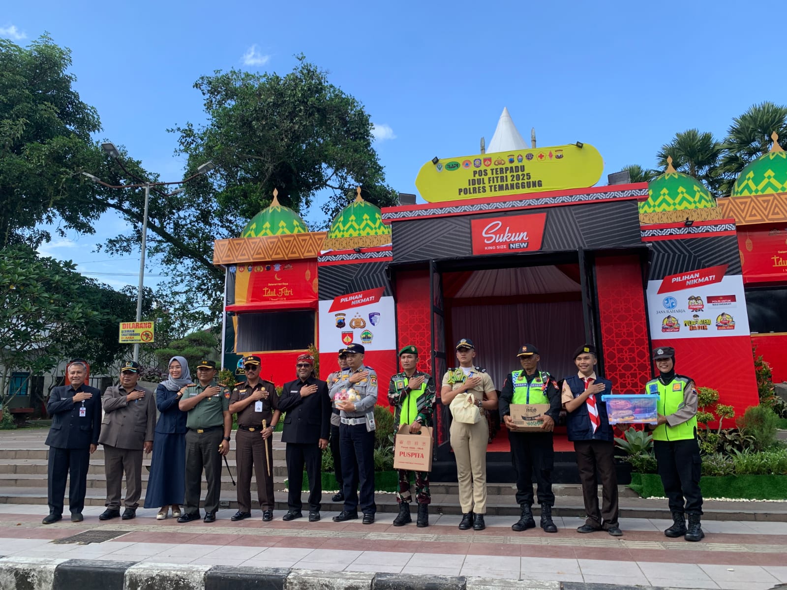 Bupati Temanggung Agus Setyawan bersama jajaran forkopimda dan Sekda Hary Agung Prabowo saat mengecek kesiapan pos pengamanan di sekitar Tugu Jam, Selasa (25/3/2025).