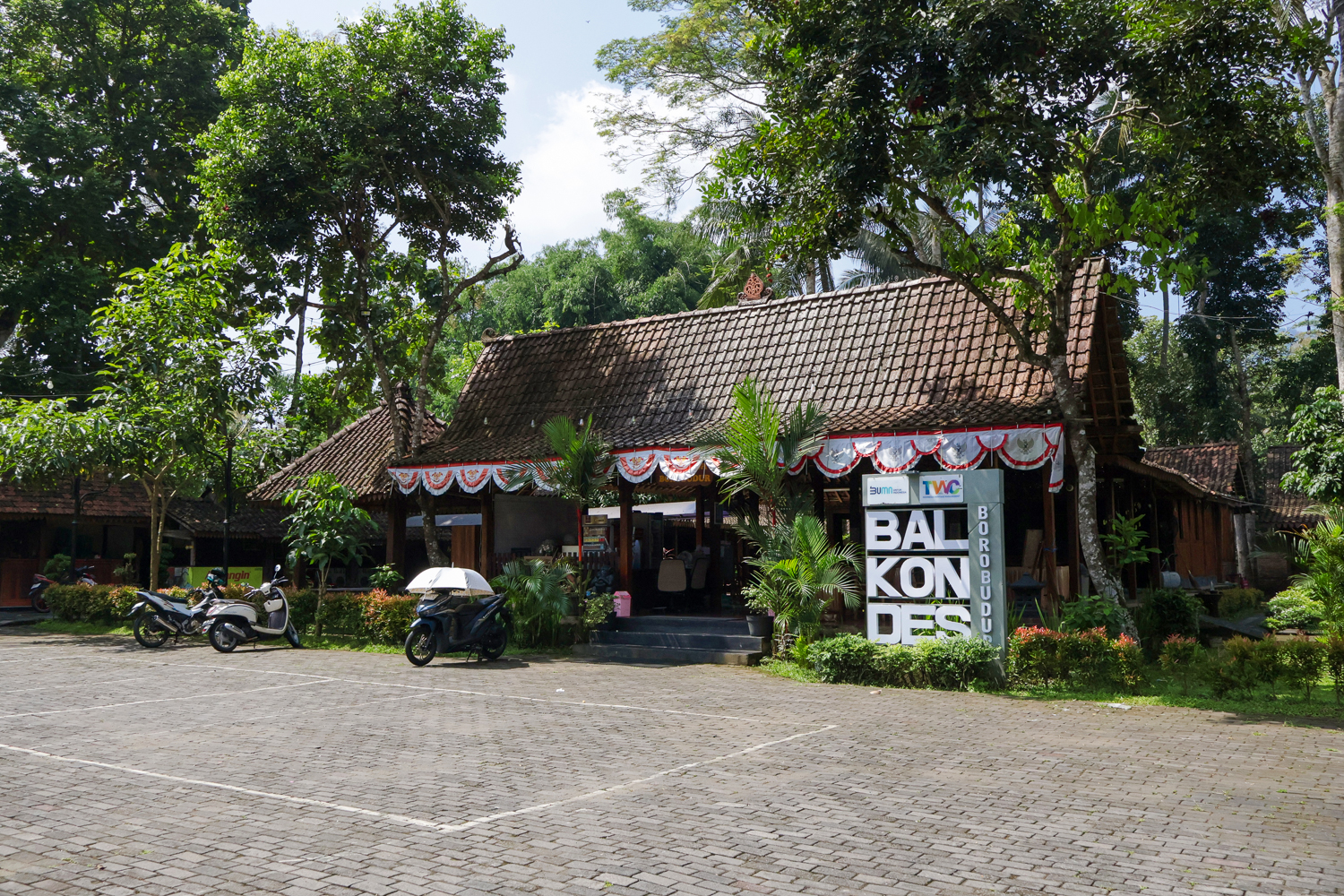 Balkondes Borobudur adalah destinasi penginapan yang paling dengat dengan pusat wisata candi.