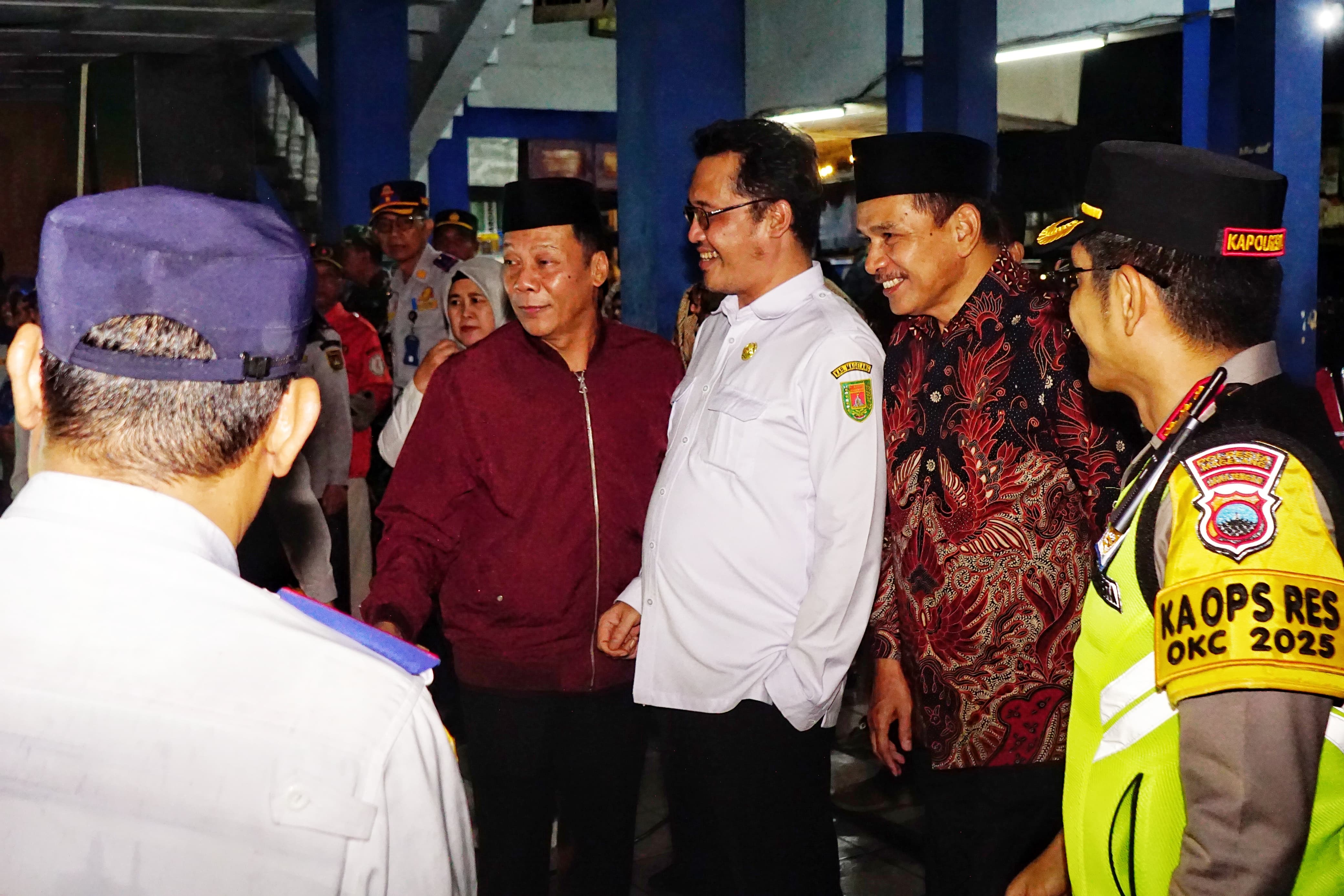 Bupati Magelang Grengseng Pamuji, Wakil Bupati Sahid, dan Ketua DPRD Kabupaten Magelang Sakir menyambut rombongan pemudik gratis asal Kabupaten Magelang dari Jakarta di Terminal Secang, Rabu (26/3/202