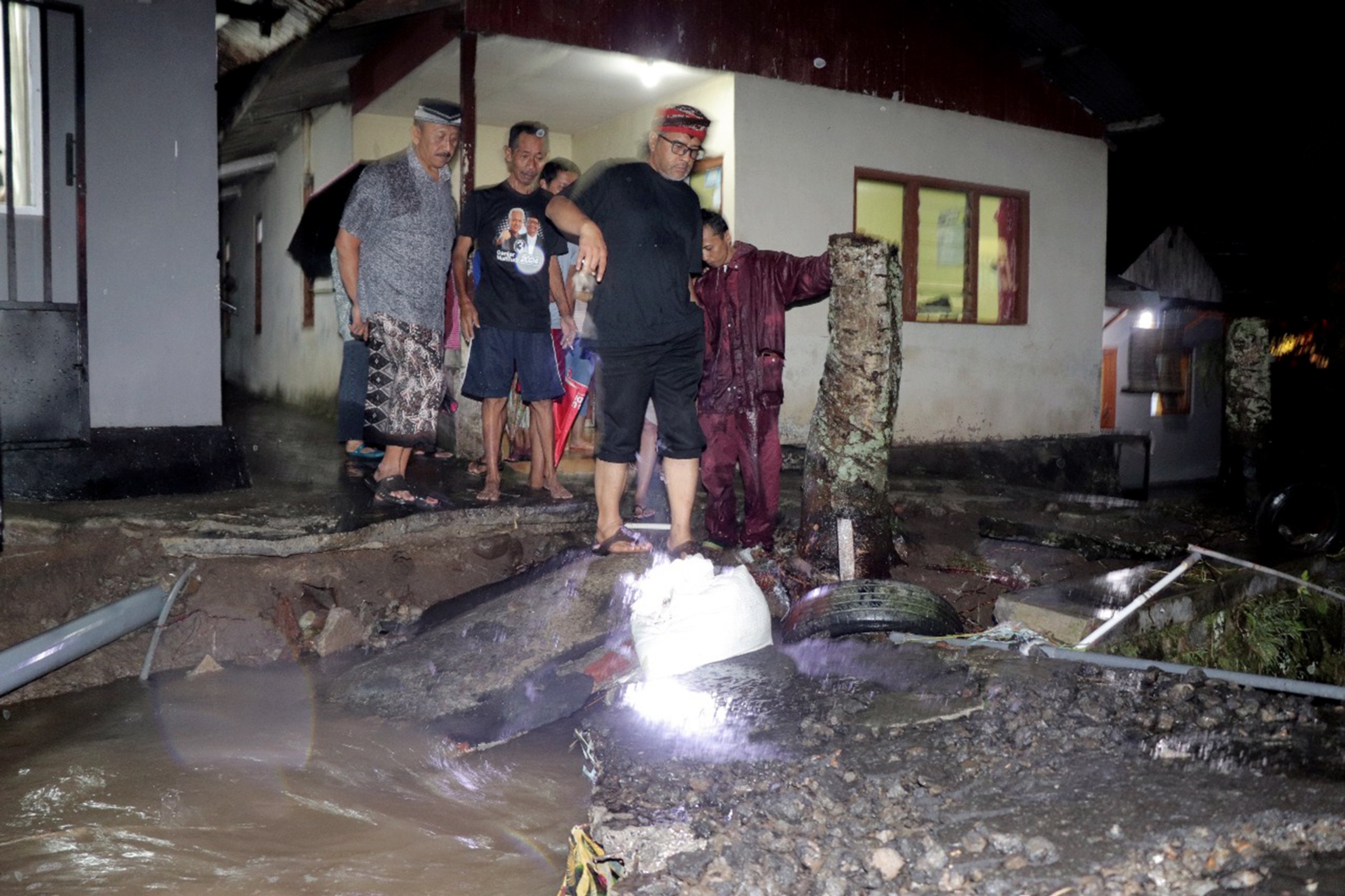 Bupati Temanggung Agus Setyawan gerak cepat meninjau kondisi banjir yang masuk ke permukiman warga, Rabu (26/3/2025) malam.