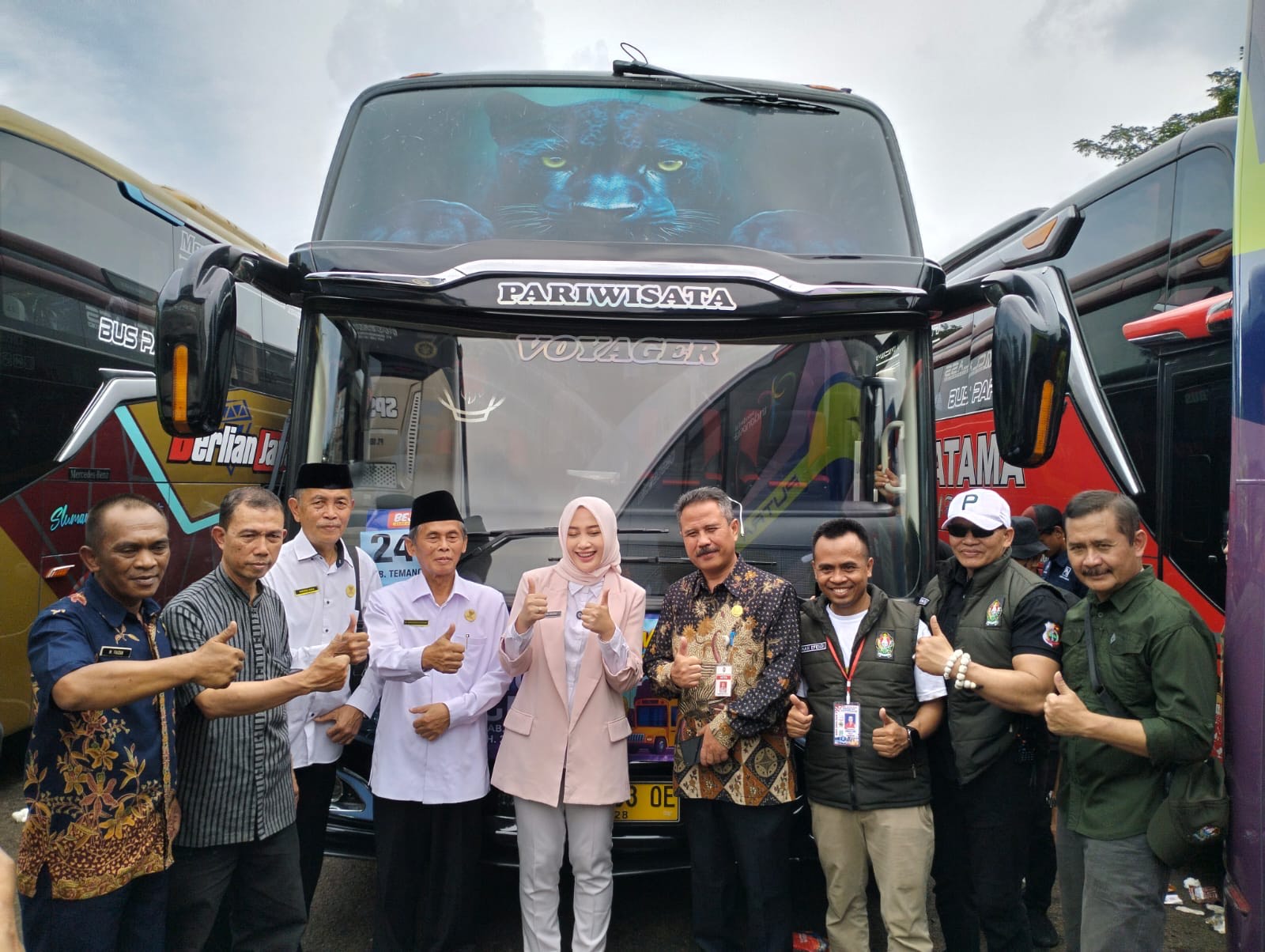Pimpinan Baznas Temanggung bersama Wabup Nadia Muna melepas program mudik gratis di TMII Jakarta, Rabu (26/3/2025).