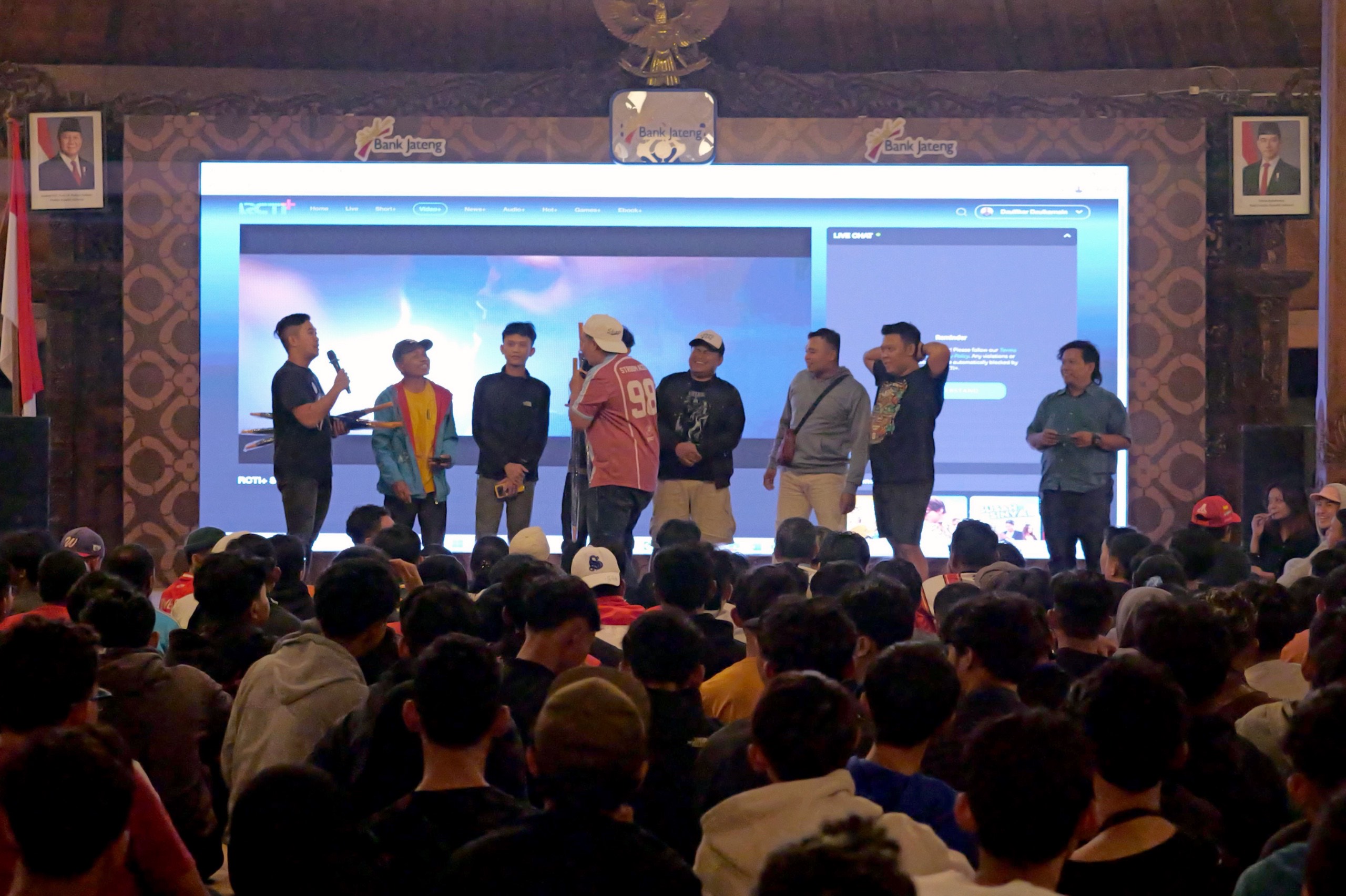 Momen nobar pertandingan sepakbola di Pendopo Pengayoman yang menjadi ruang publik untuk masyarakat.