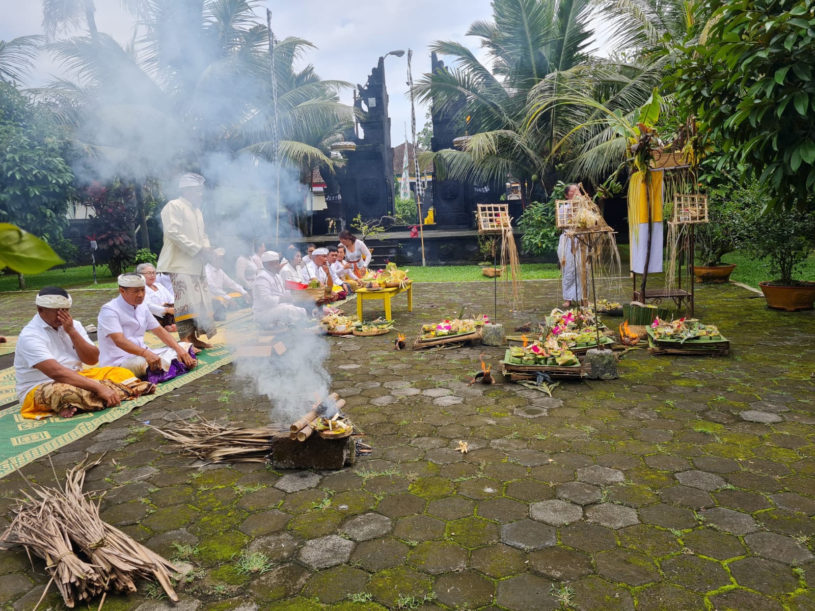 Umat Hindu di Magelang mengadakan upacara Tawur Kesanga atau Mecaru, Jumat (28/3/2025).