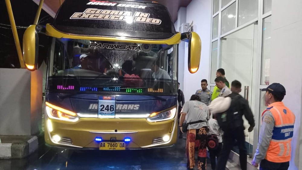 Kedatangan para pemudik gratis di Terminal Tidar Magelang, Kamis (27/3/2025) malam.