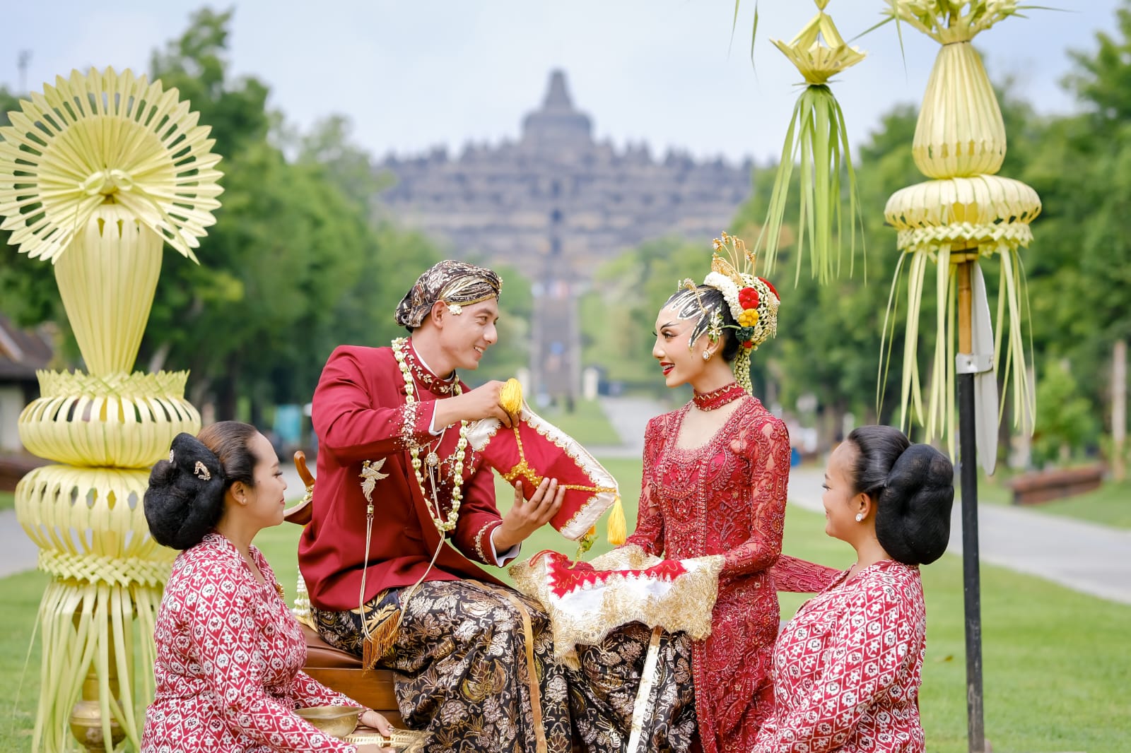 Model calon pengantin dengan busana adat Nusantara berfoto dengan latar belakang Candi Borobudur.