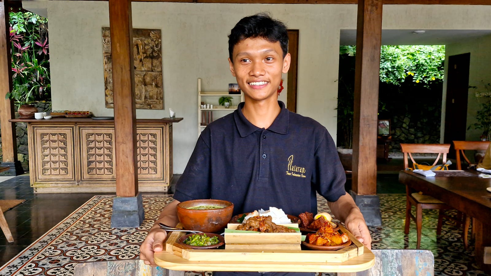 Menu ketupat rendang menjadi sajian spesial di momen Lebaran 1446 Hijriah, di Stupa Restauran by Plataran Heritage Borobudur.