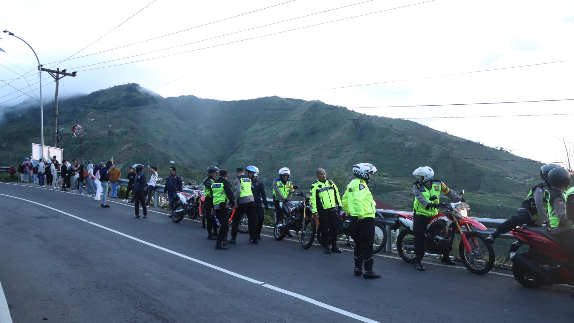 Kapolres  Wonosobo AKBP M Kasim Akbar Bantilan bersama jajaran  meninjau titik macet di  kawasan wisata Dieng pagi kemarin (2/4/2025).