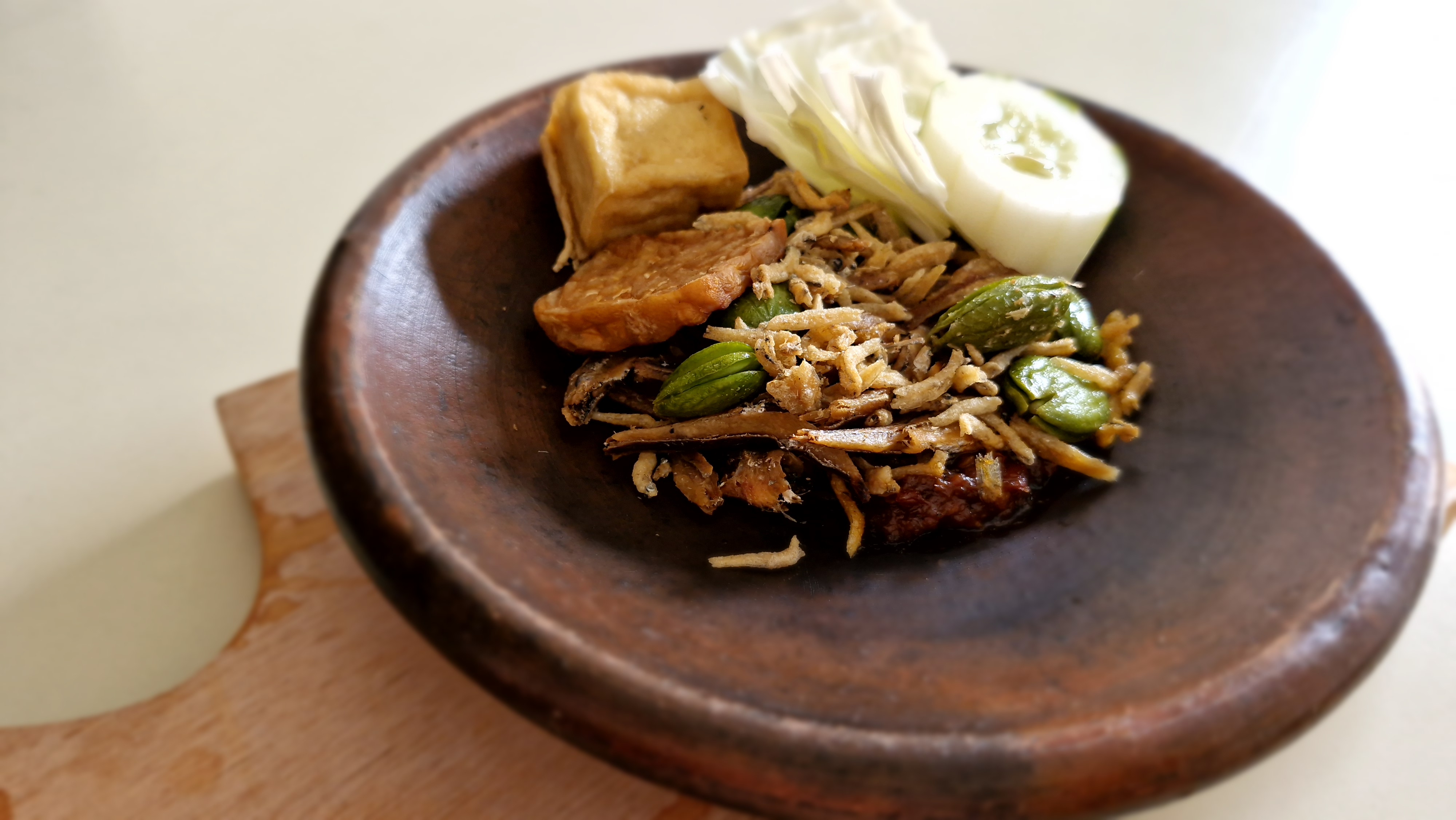 Sambal cobek teri petai yang bikin lidah menggelora.