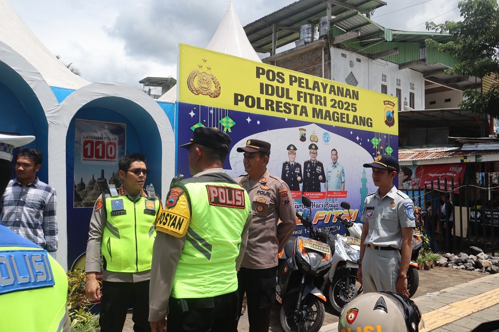 Kapolresta Magelang Kombes Pol Herbin Garbawiyata Jaya Sianipar bersama PJU mengecek langsung kondisi di area Taman Wisata Borobudur, Jumat (4/4/2025).&nbsp;