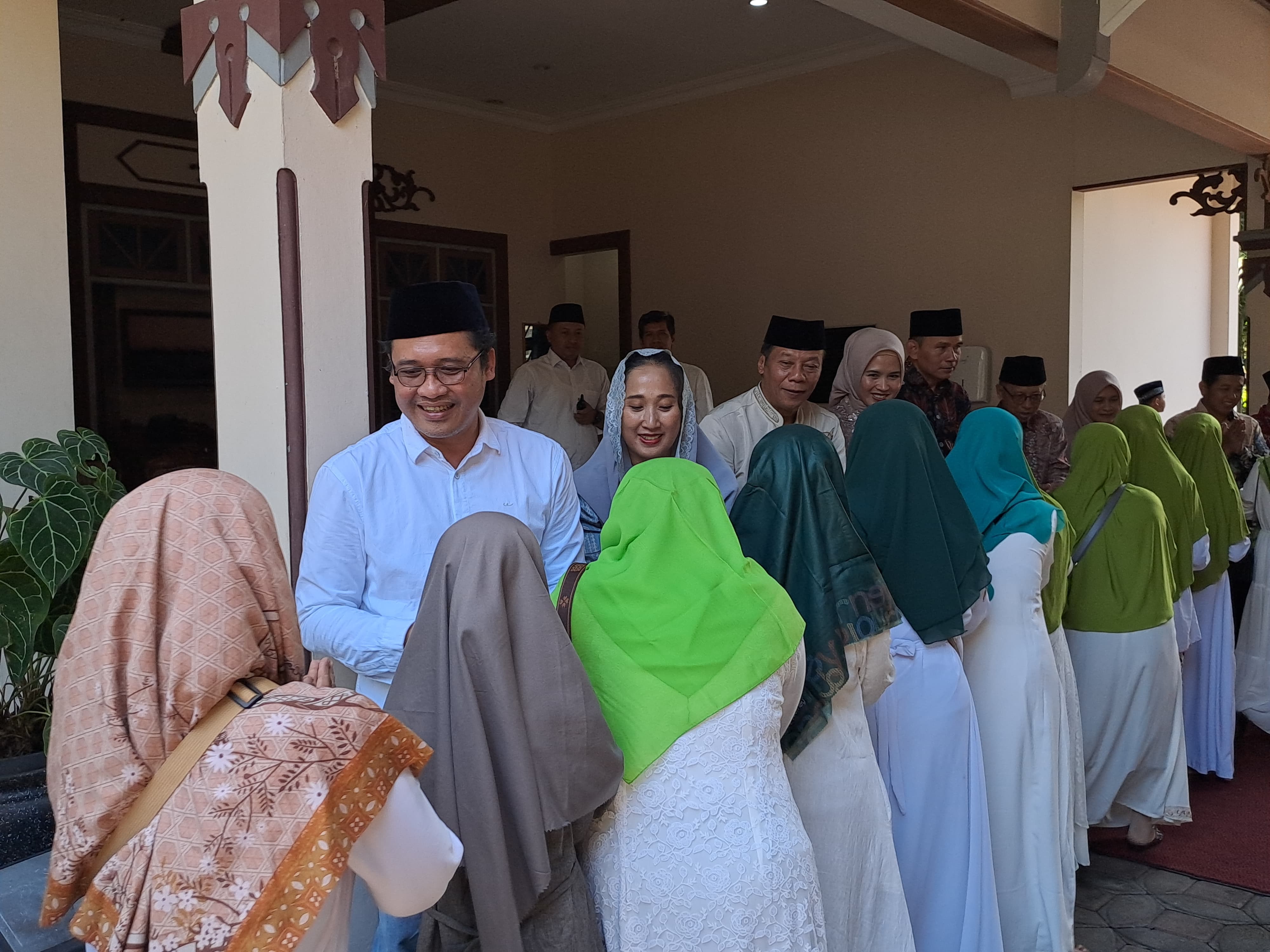 Bupati dan Wakil Bupati Magelang Grengseng Pamuji dan Sahid saat open house Lebaran di Rumah Dinas Bupati Magelang, Sabtu (5/4/2025).  &nbsp;