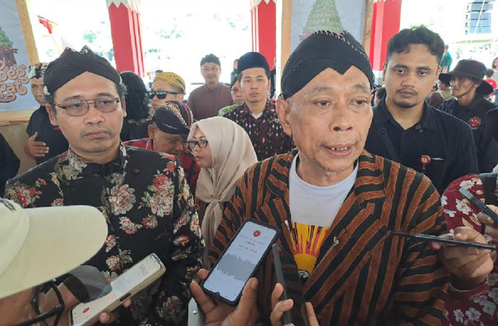 Wakil Menteri Sosial Agus Jabo Priyono memberikan keterangan pers didampingi Bupati Magelang Grengseng Pamuji, Minggu (6/4/2025).  &nbsp;