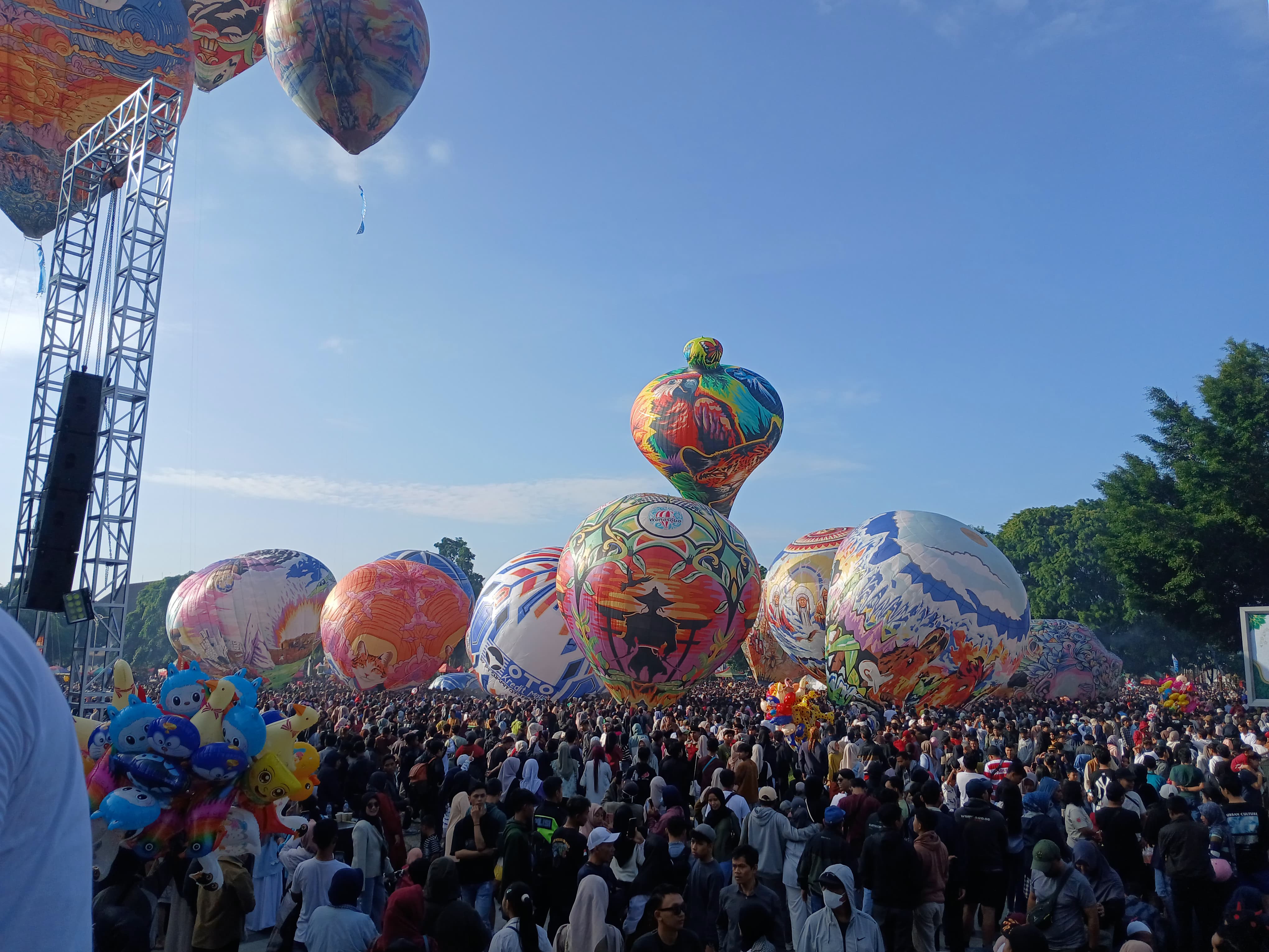 Puncak acara Festival Mudik 2025 digelar di Alun-alun Wonosobo dengan penerbangan balon udara. Acara ini mnyedot ribuan penonton.