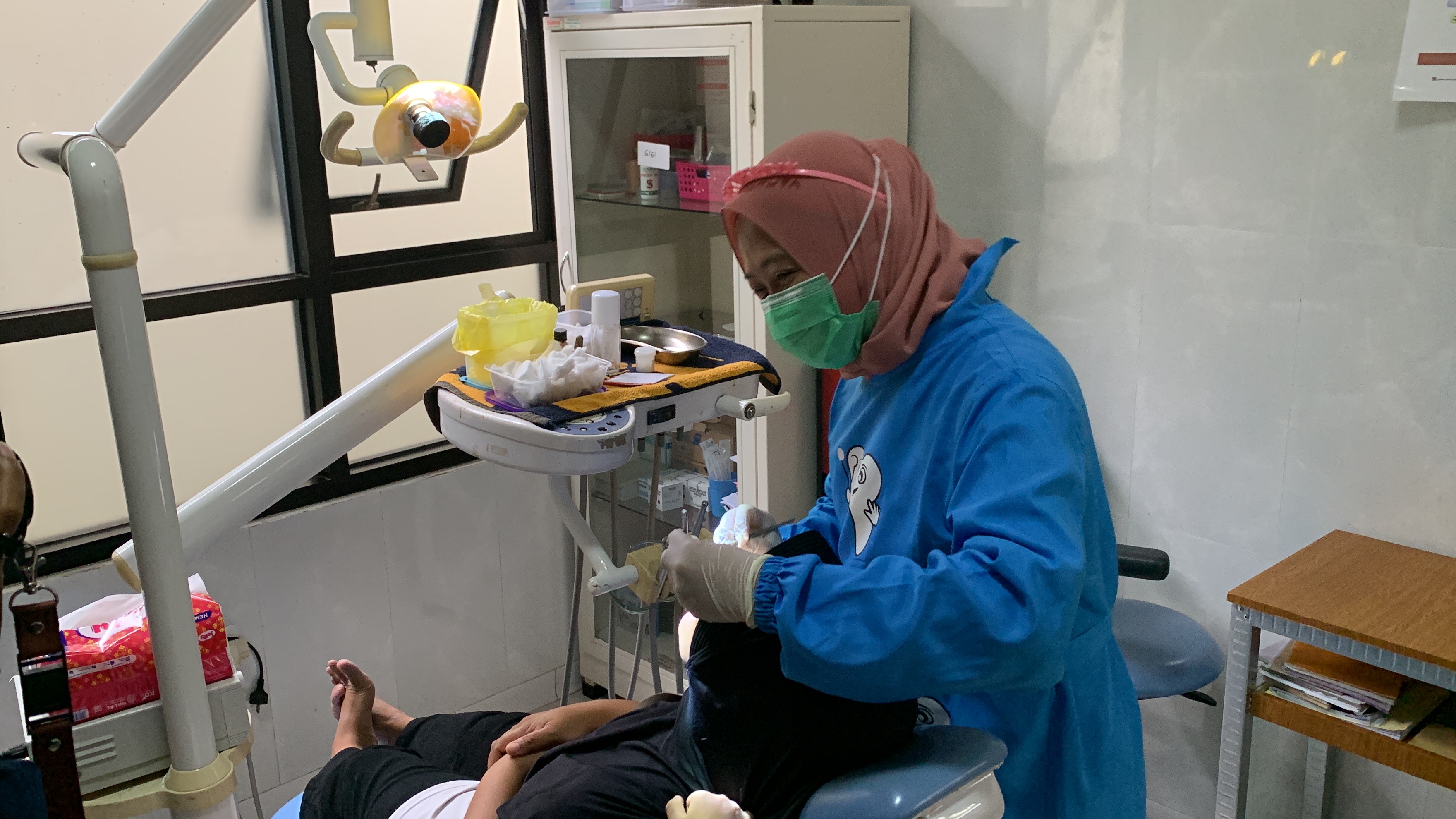 Salah satu puskesmas di Temanggung saat memeriksa pasiennya.