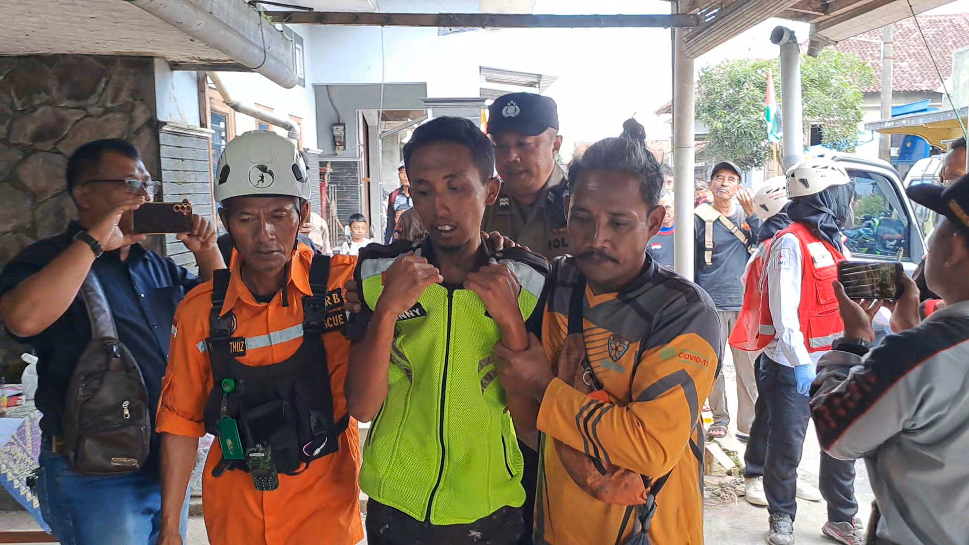 Setelah dilaporkan hilang tiga hari, Riyan Bumantoro (tengah) ditemukan di Lereng Gunung Merapi, Stabelan, Boyolali, Senin (7/4/2025).  &nbsp;