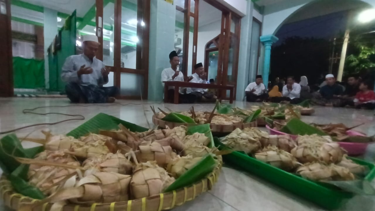 Kupat Jembut salah satu tradisi Syawalan di wilayah Pedurungan Tengah, Kota Semarang, Senin (7/4/2025)