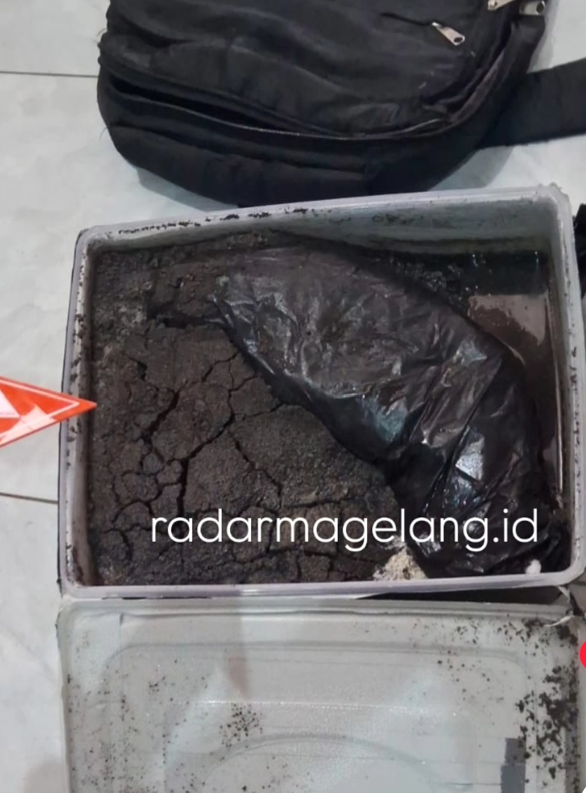 Bayi hasil hubungan gelap, ditemukan telah meninggal di dalam kotak atau boks yang dimasukkan dalam tas warna hitam.