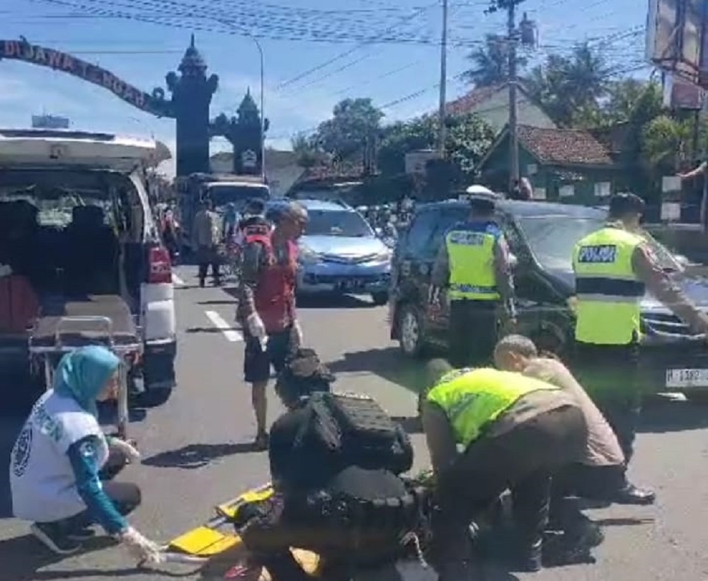 Polisi dan tim medis saat mengevakuasi ES, penyeberang jalan yang tewas ditabrak mobil Xpander di Jalan Magelang-Jogja, Salam, Kabupaten Magelang.