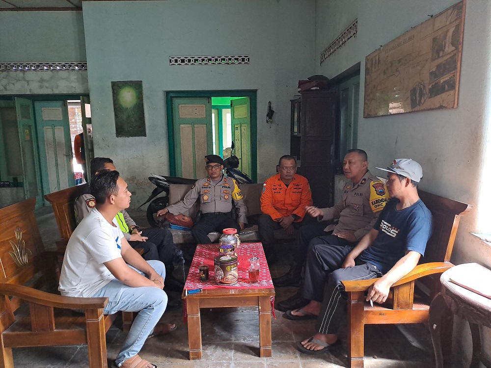 Tim gabungan Basarnas, kepolisian dan unit lainnya berkoordinasi mencari warga Dusun Ngampel, Desa Sengi, Kecamatan Dukun, Kabupaten Magelang bernama Riyan Bumantoro, 34, dilaporkan hilang sejak Jumat
