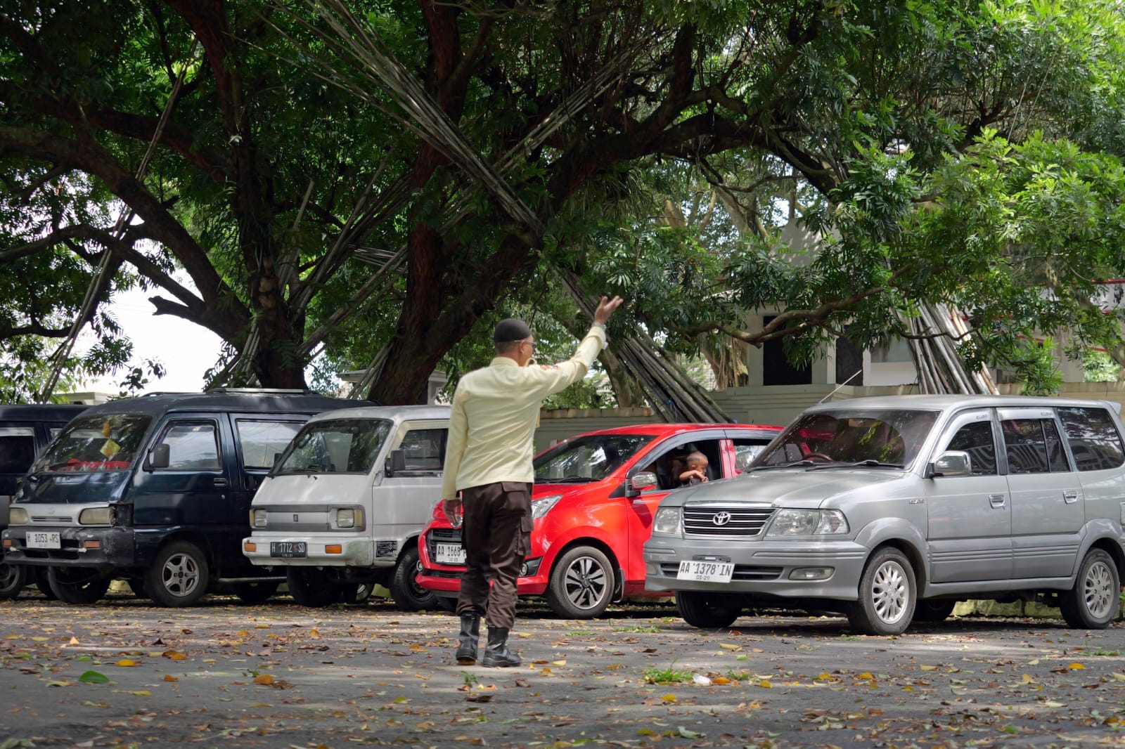 Halaman Pendopo Pengayoman yang disulap menjadi kantong parkir selama dua hari Minggu-Senin (6-7/4/2025)