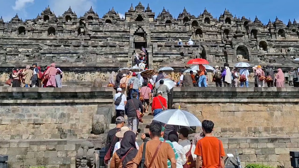 Pengunjung Taman Wisata Borobudur, Kabupaten Magelang saat masa libur Lebaran lalu. Dibanding Lebaran tahun lalu, naik 7 persen.