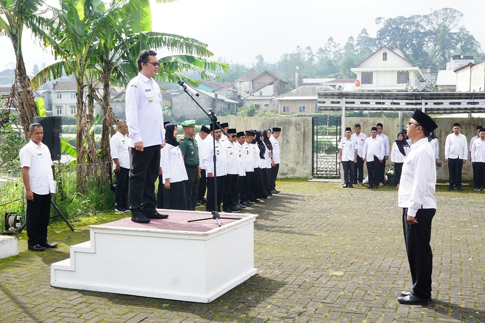 Bupati Magelang Grengseng Pamuji memimpin apel kinerja perdana di lapangan upacara Kecamatan Ngablak, Rabu (9/4/2025).