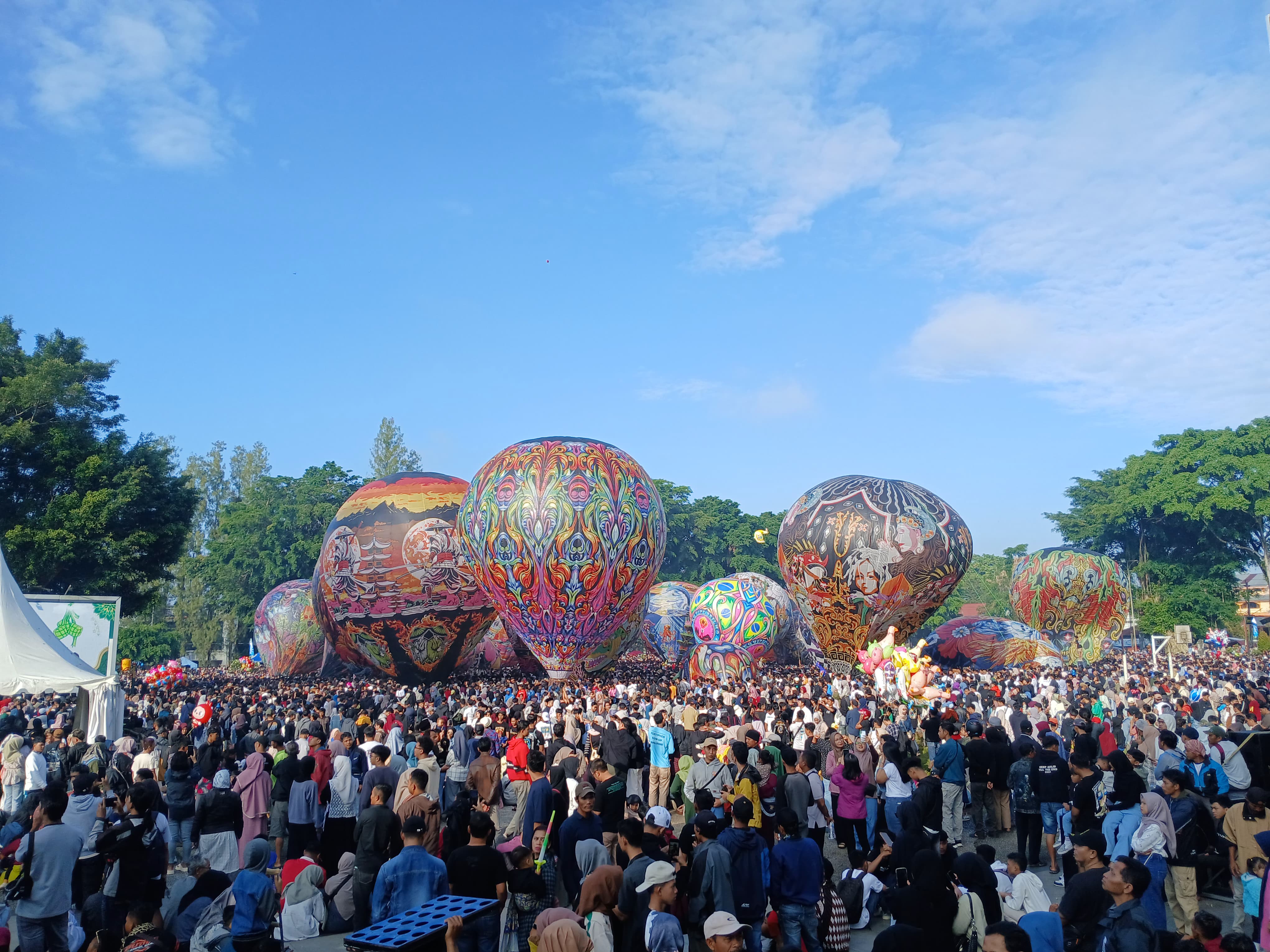 Penerbangan balon udara di ajang Festival Mudik 2025 menjadi magnet wisatawan datang ke Wonosobo.