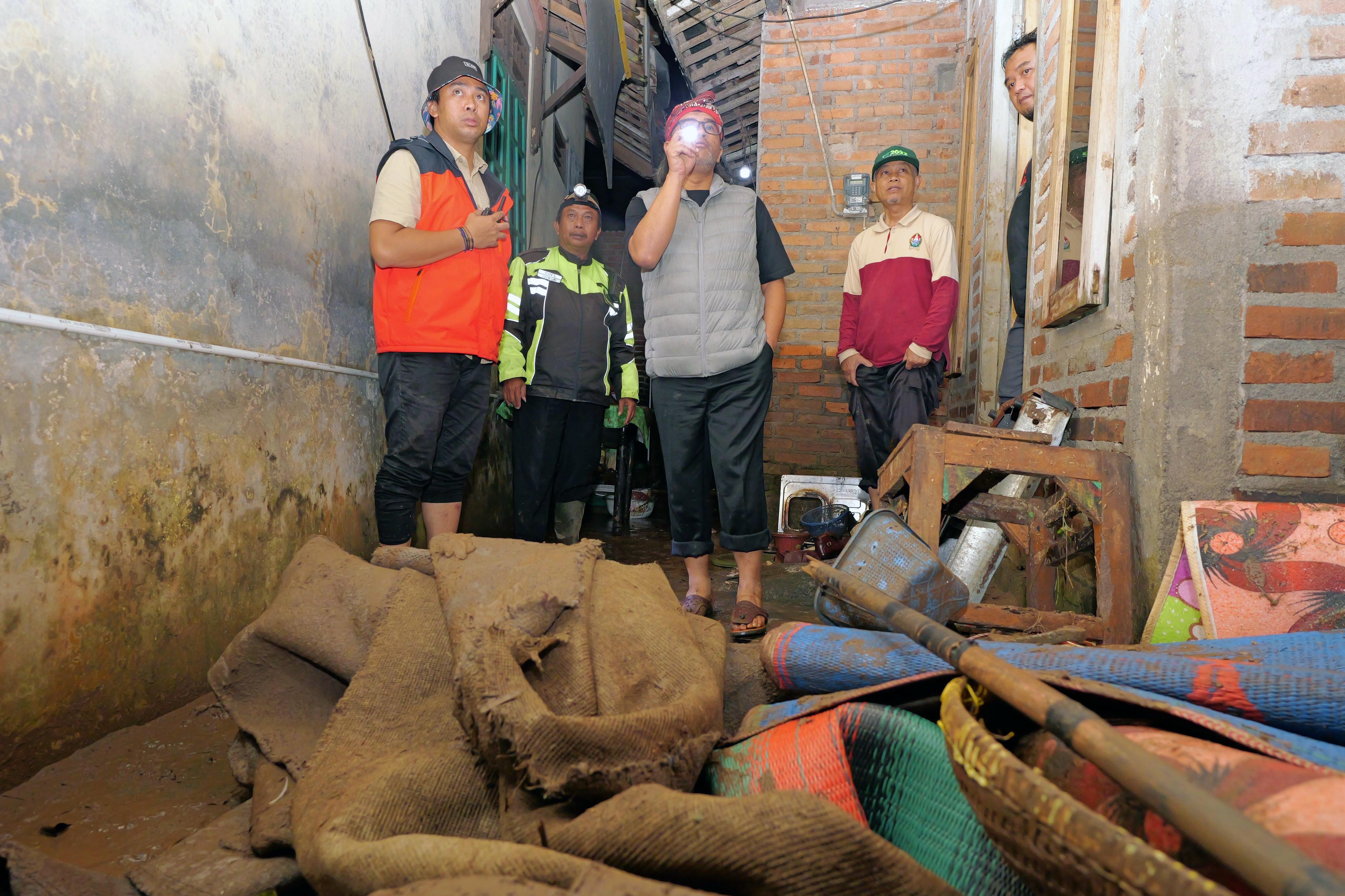 Bupati Temanggung Agus Setyawan bersama BPBD saat meninjau lokasi banjir bandang di Desa Gambasan, Selompampang.