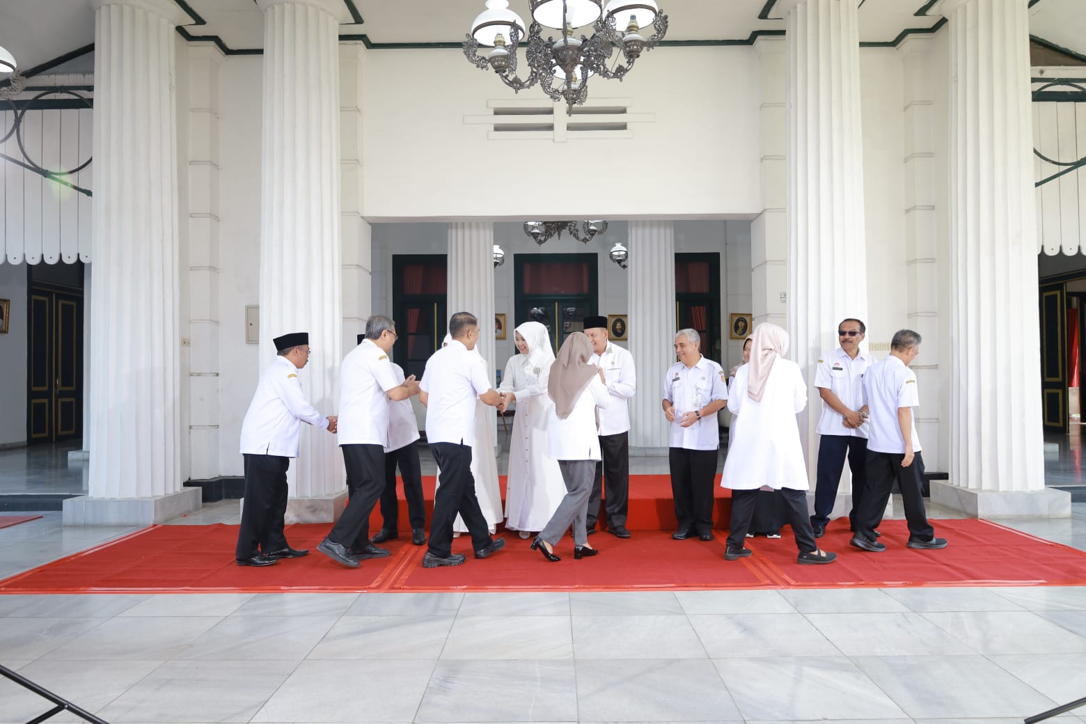 ASN Wonosobo bersalaman dengan Bupati Afif Nurhidayat dan Wabup Amir Husein dalam acara halalbihalal usai apel bersama Rabu (9/4/2025) di Pendopo Selatan.