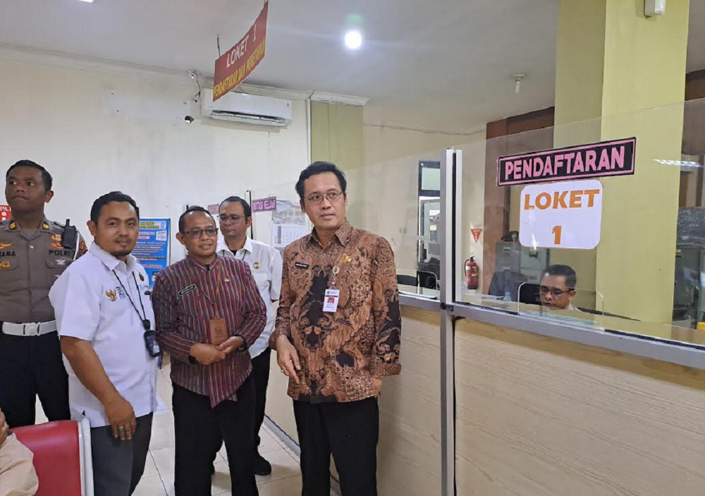 Bupati Magelang Grengseng Pamuji sidak di Samsat Mungkid untuk memantau program pemutihan PKB, Kamis (10/4/2025).