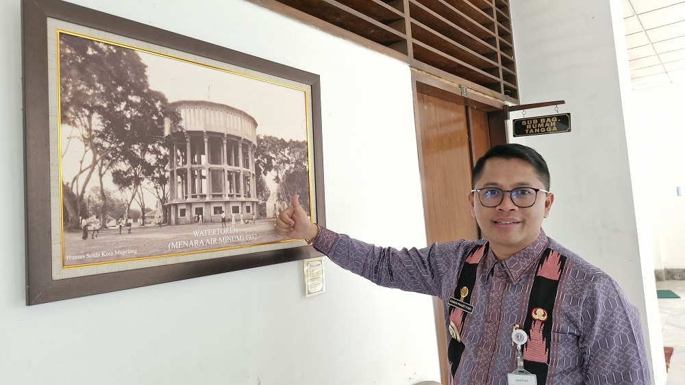 Wali Kota Magelang Damar Prasetyono menunjuk salah satu foto suasana Alun-alun Kota Magelang tahun 1932 berlatar bangunan watertoren atau menara air minum.