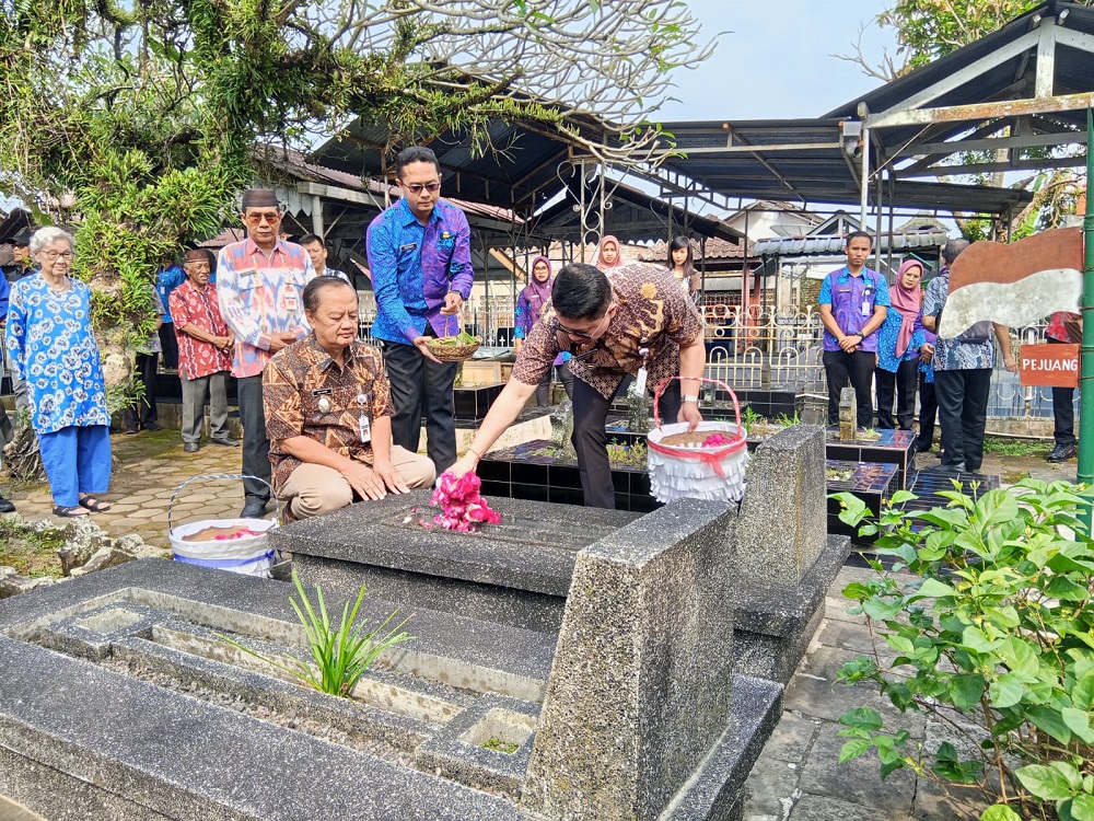 Wali Kota Magelang Damar Prasetyono dan Wakil Wali Kota Magelang dr Sri Harso nyekar ke makam wali kota Magelang terdahulu di TPU Kelurahan Potrobangsan, Kamis (10/4/2025)