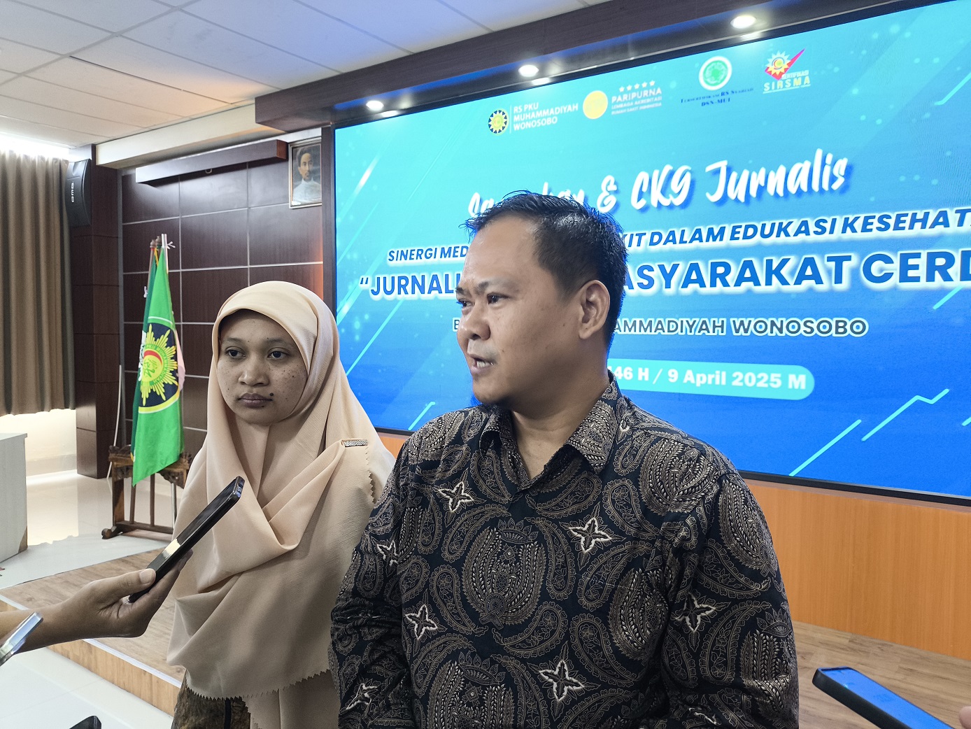 Direktur RS PKU Muhammadiyah Wonosobo  dr Dedi Prasetya (kanan) di sela acara cek kesehatan jurnalis, Rabu (9/4/2025).