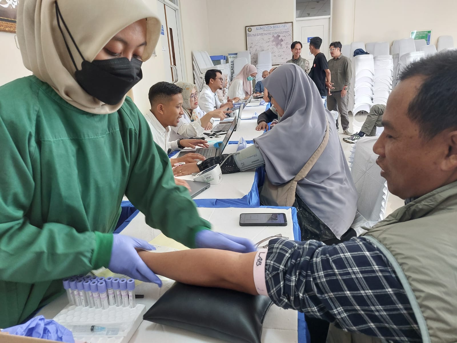Petugas kesehatan RS PKU Muhammadiyah Wonosobo tengah memeriksa kesehatan para jurnalis, Rabu (9/4/2025).