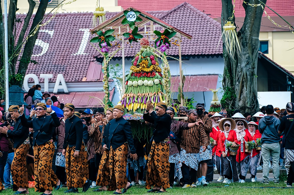Prosesi kirab Grebeg Gethuk di Alun-alun Kota Magelang tahun lalu.