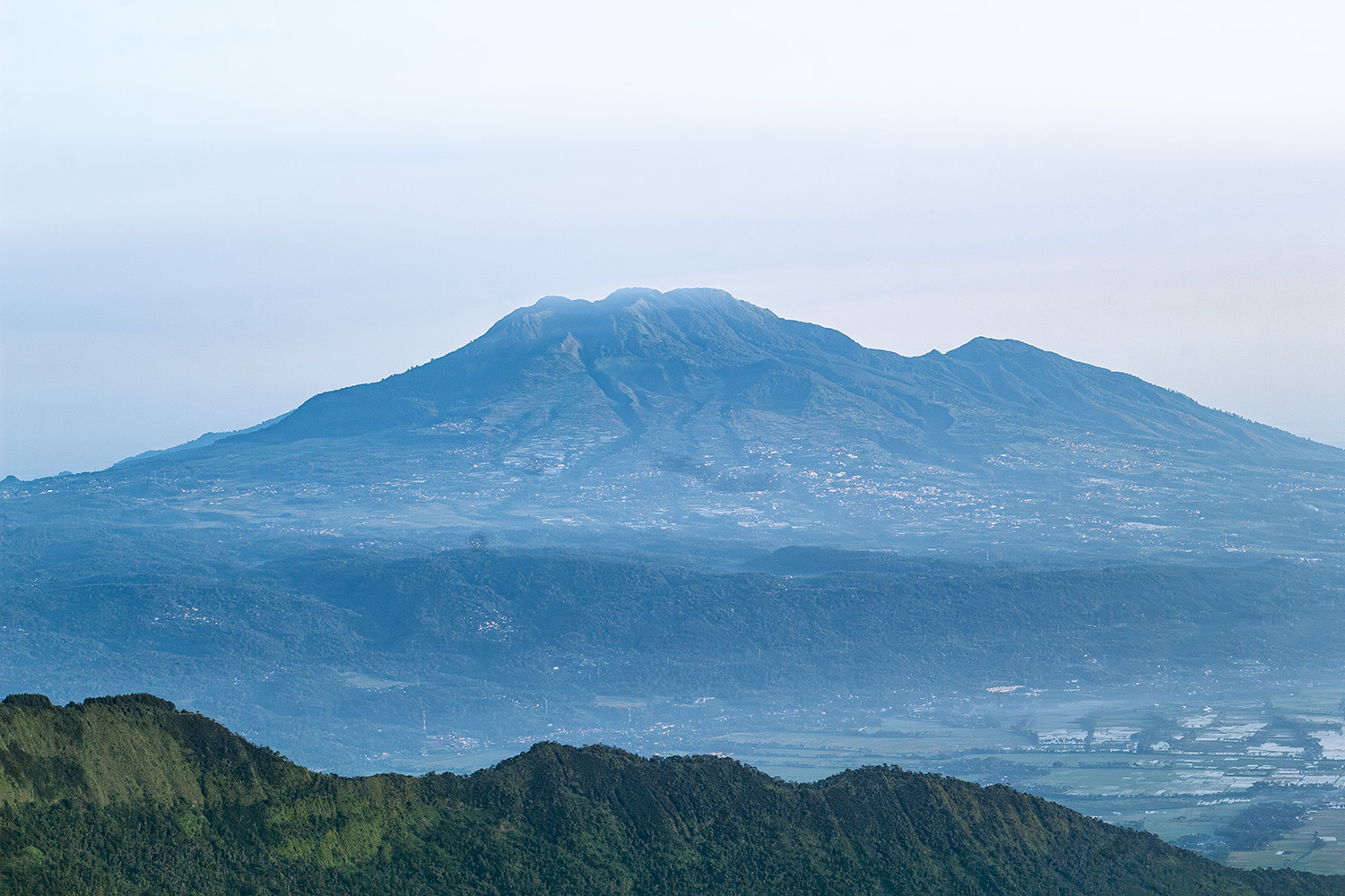 Pemandangan Gunung Merbabu dari puncak Telomoyo.