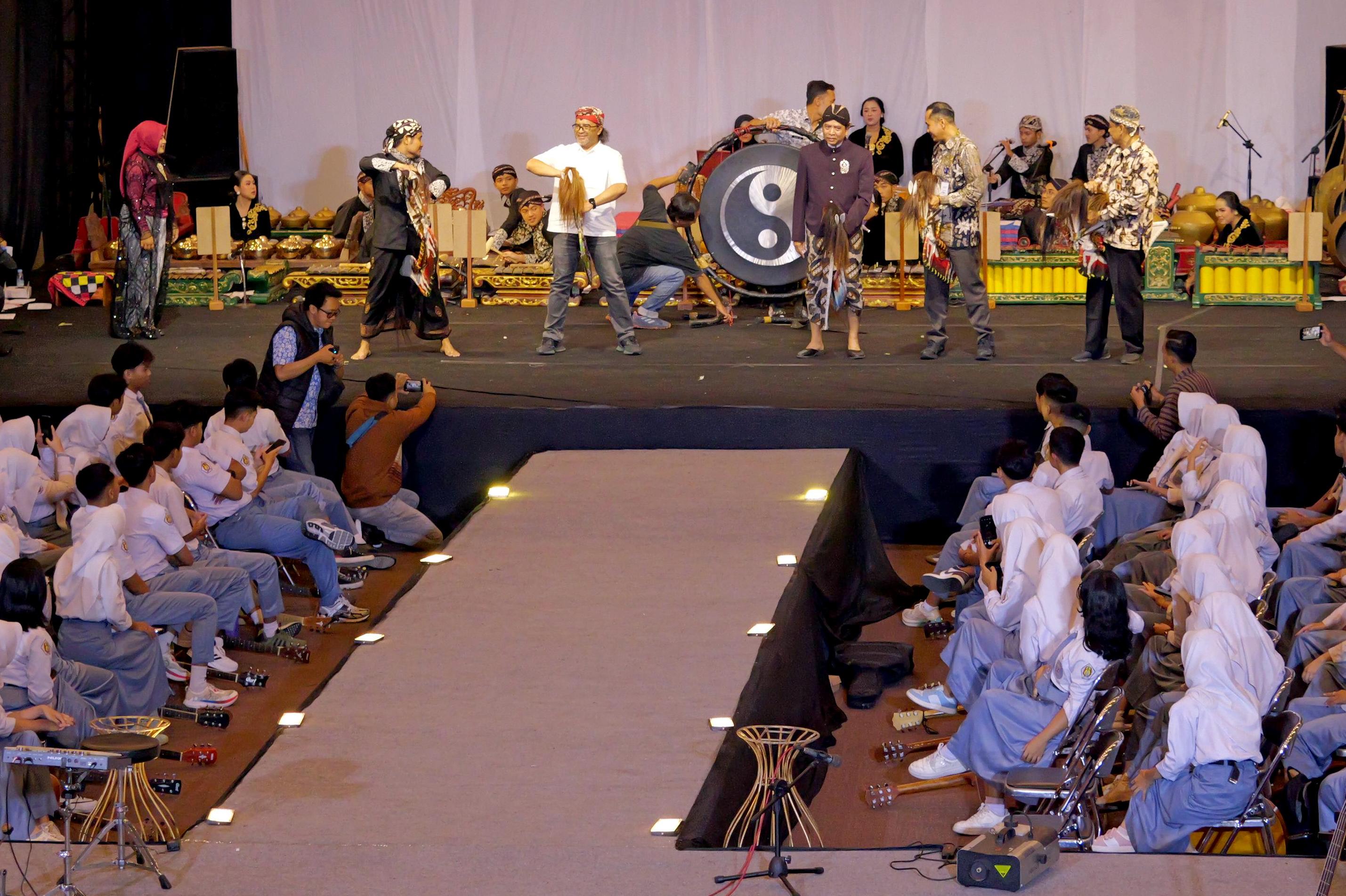 Bupati Temanggung Agus Setyawan menari jaran kepang dalam gelar budaya siswa SMAN 2 Temanggung.