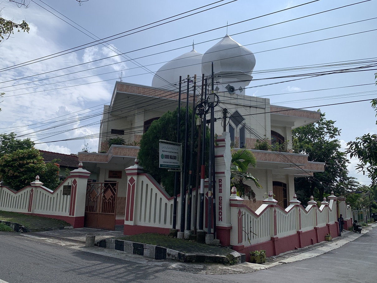 Rumah masa kecil Titiek Puspa yang telah dihibahkan menjadi Masjid Birrul Waalidain(i) untuk warga Temanggung.